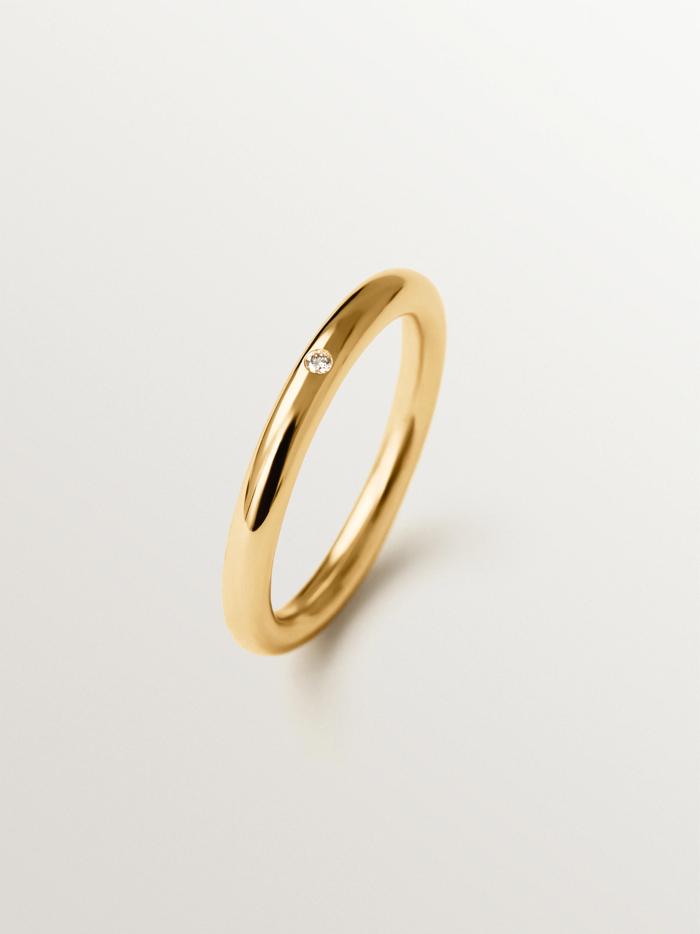 Alianza de oro amarillo de 9K con diamante