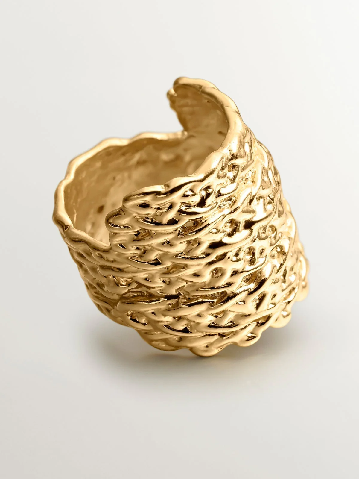 Anillo ancho de plata 925 bañada en oro amarillo de 18k con textura de mimbre - Image 5