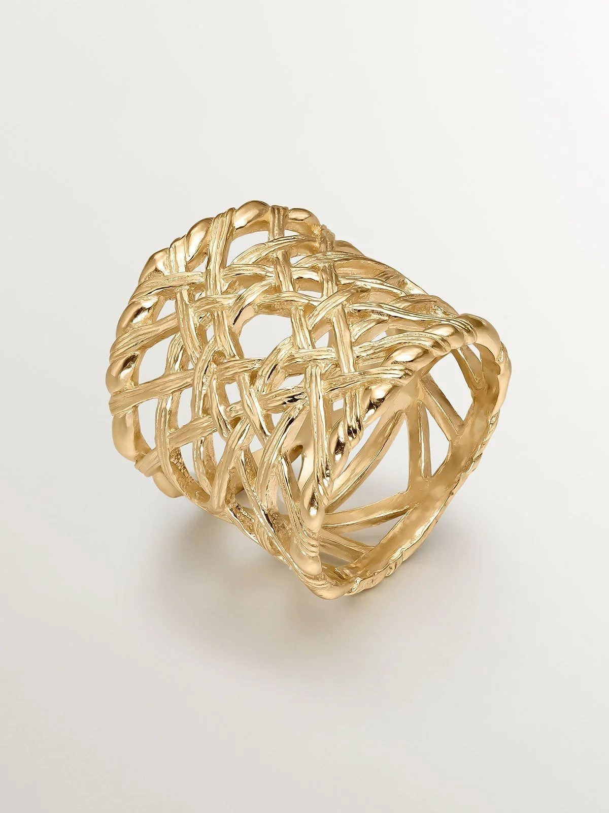 Anillo ancho de plata 925 bañada en oro amarillo de 18K con textura mimbre