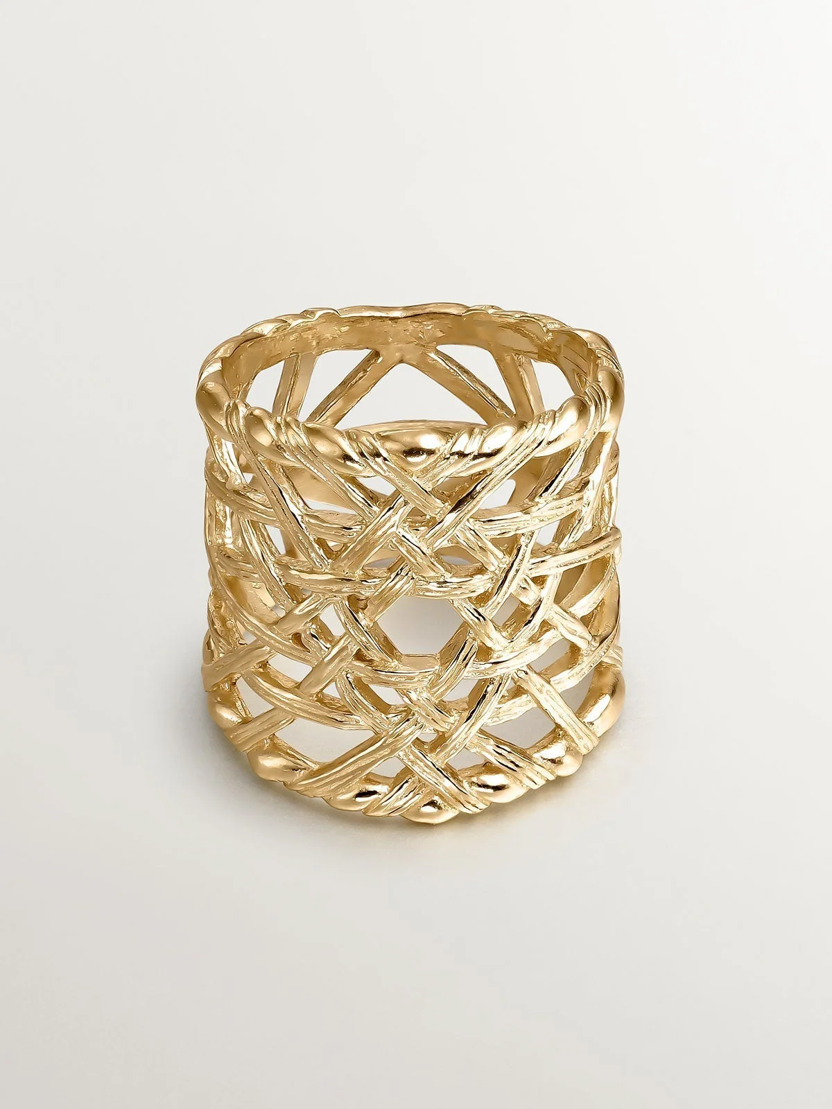 Anillo ancho de plata 925 bañada en oro amarillo de 18K con textura mimbre - Image 3