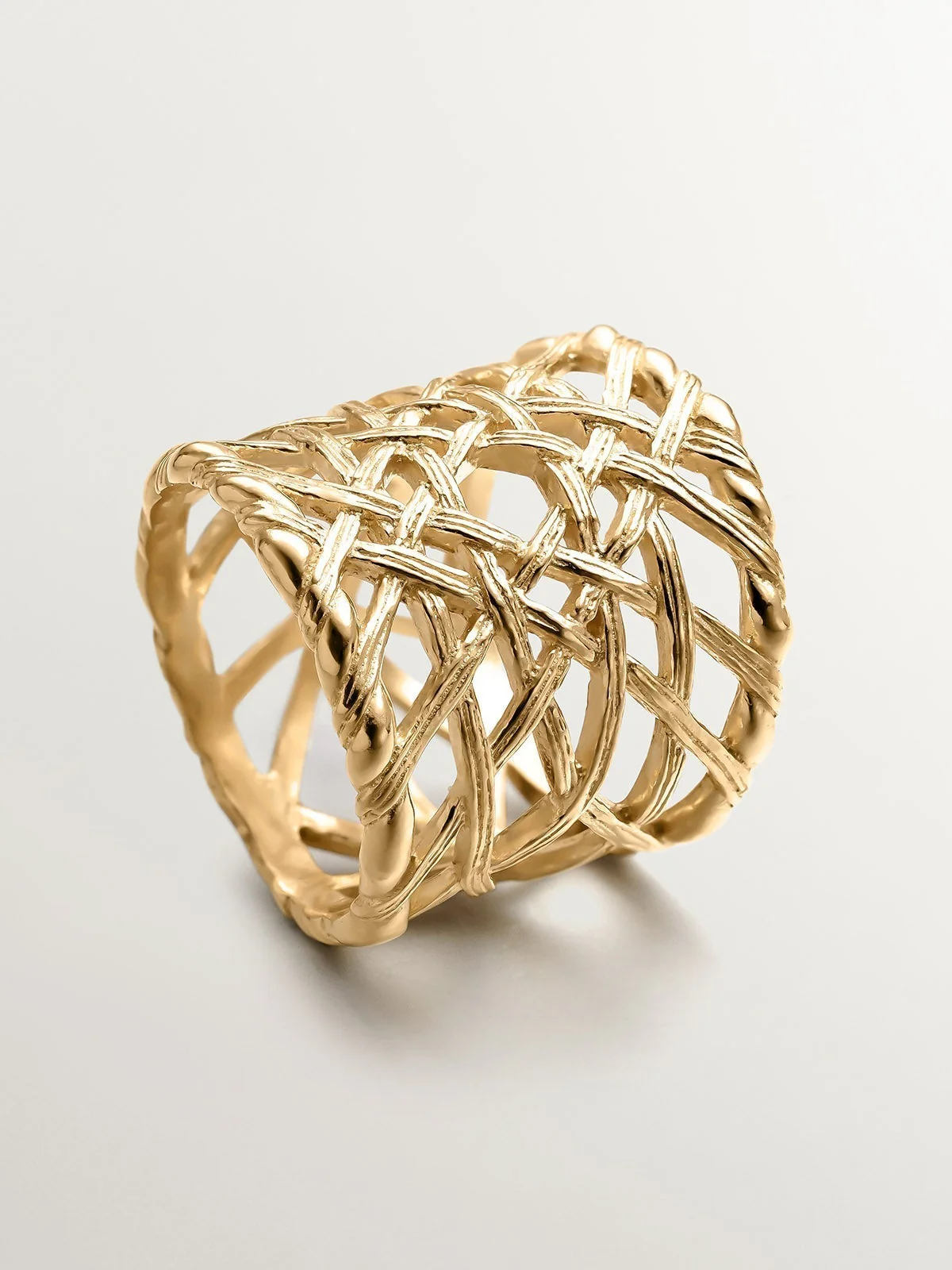 Anillo ancho de plata 925 bañada en oro amarillo de 18K con textura mimbre - Image 5