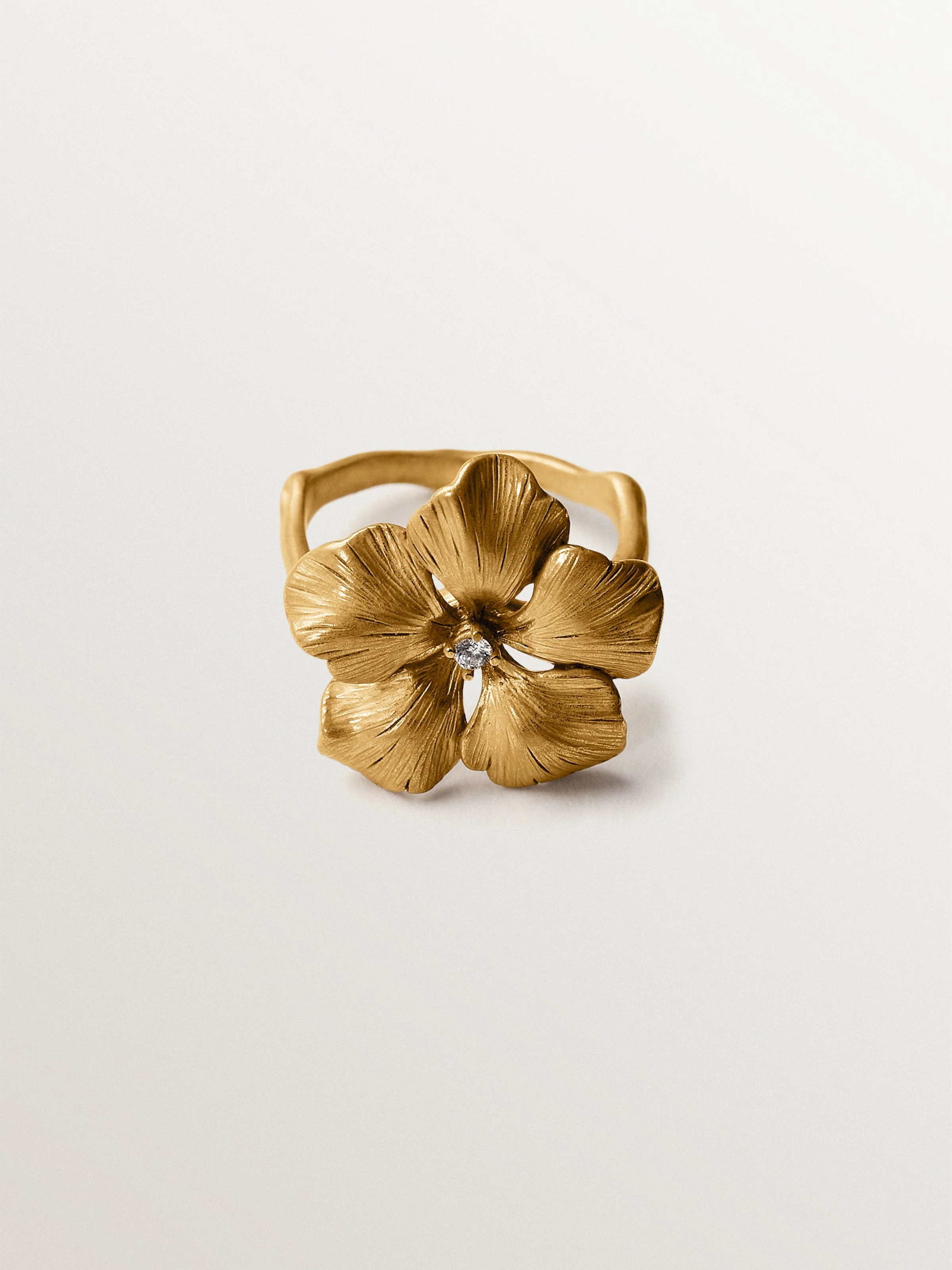 Anillo bañado en oro amarillo con cristal y forma de flor - Image 3