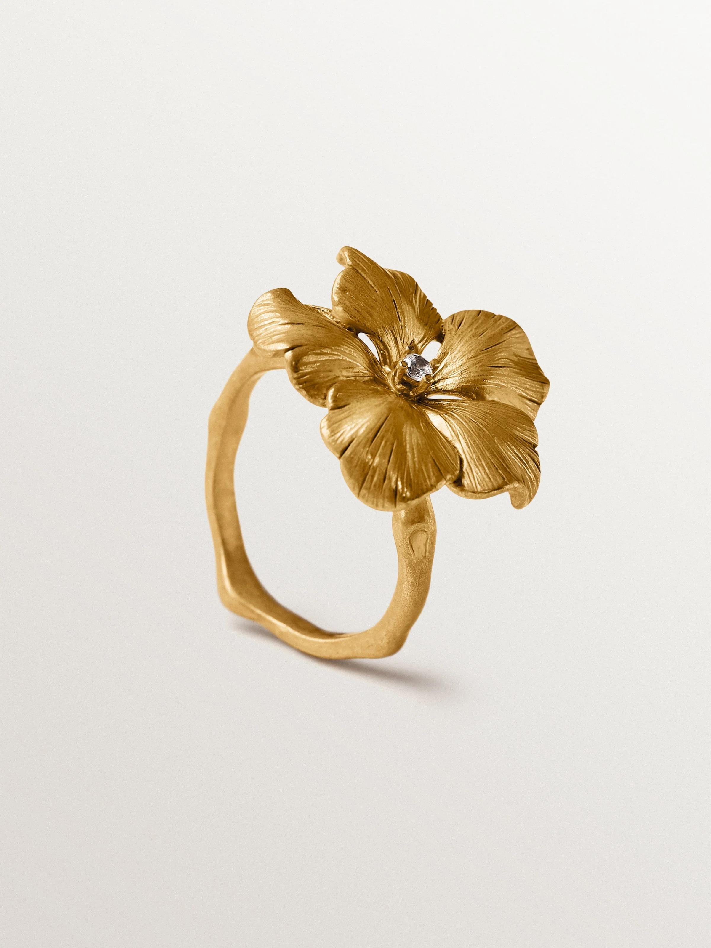 Anillo bañado en oro amarillo con cristal y forma de flor - Image 5
