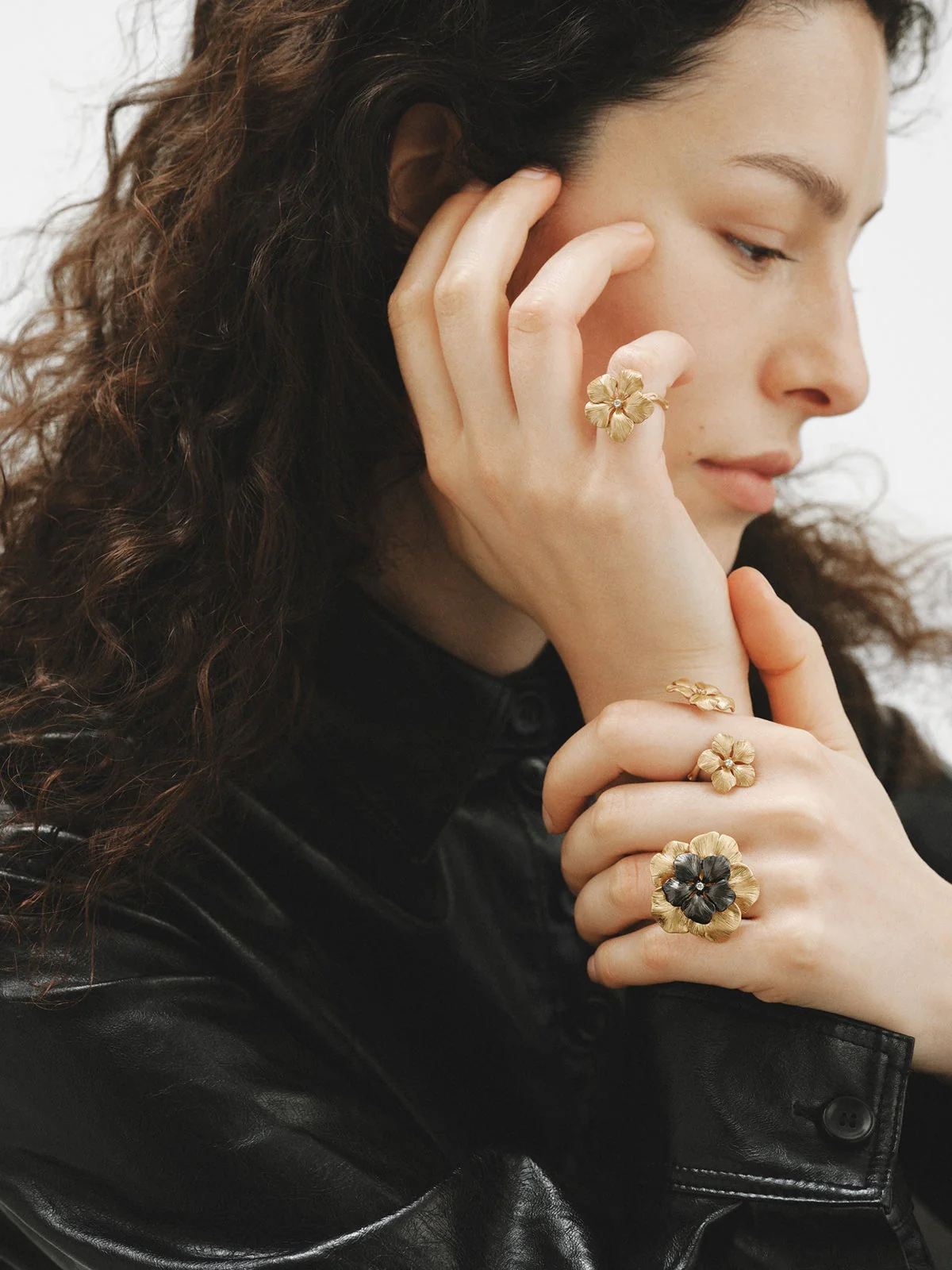 Anillo bañado en oro amarillo con cristal y forma de flor - Image 6