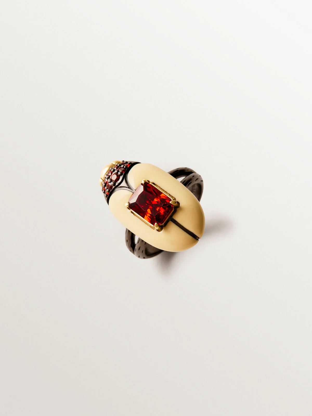 Anillo bañado en oro amarillo con cristales y forma de escarabajo