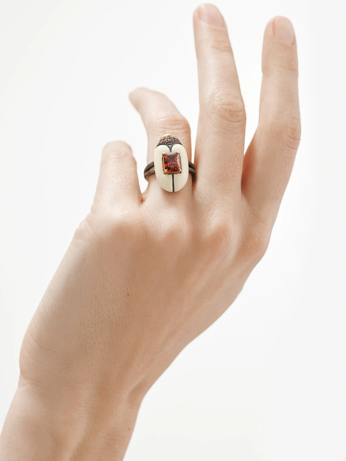 Anillo bañado en oro amarillo con cristales y forma de escarabajo - Image 2