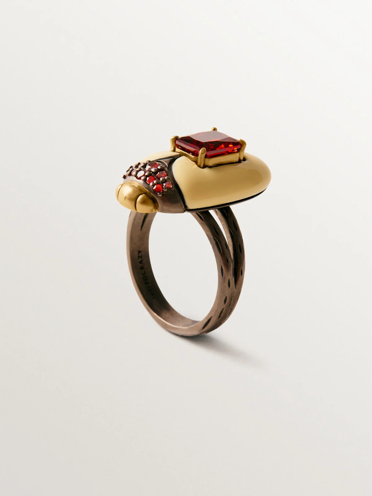 Anillo bañado en oro amarillo con cristales y forma de escarabajo - Image 3