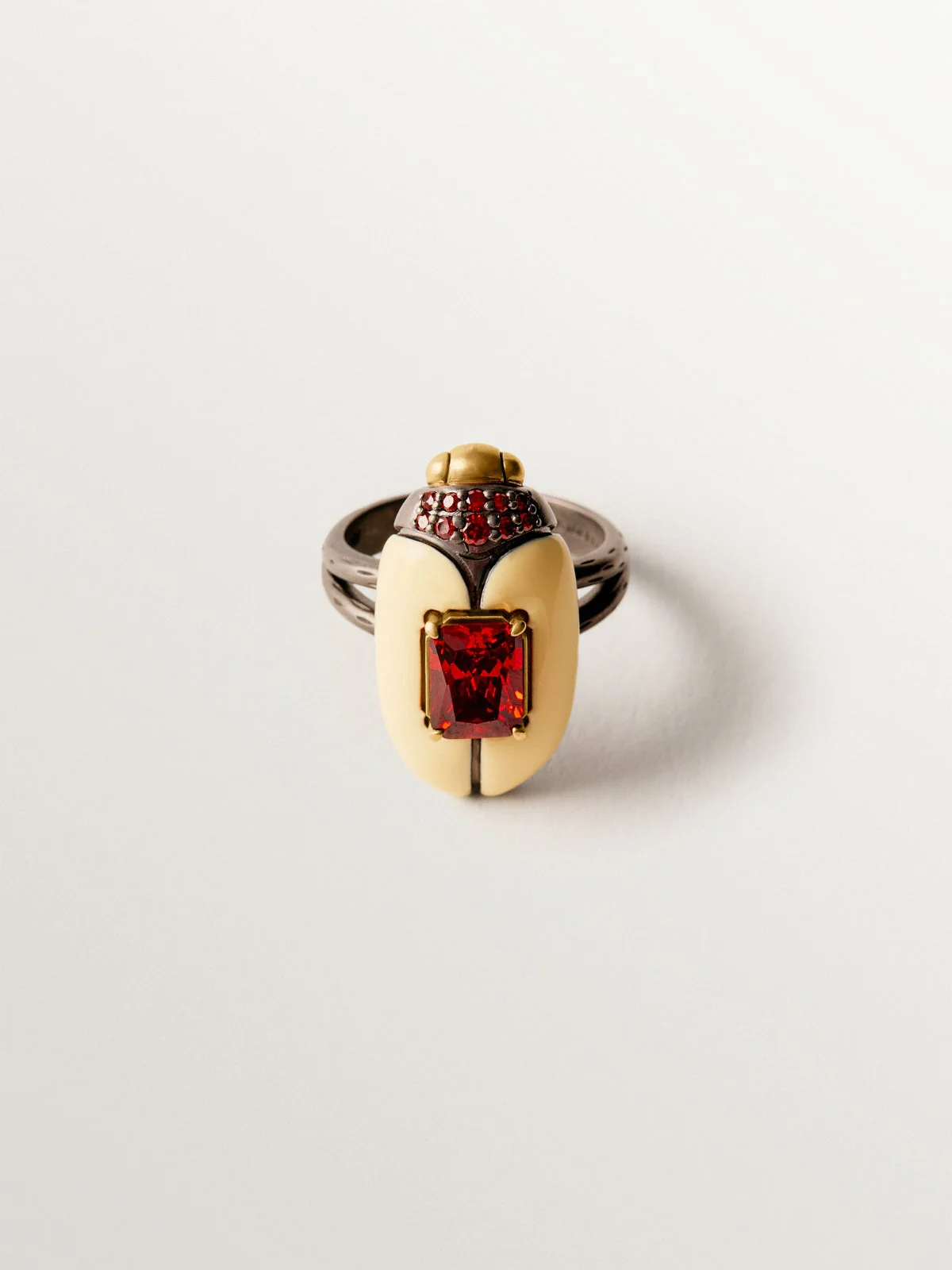 Anillo bañado en oro amarillo con cristales y forma de escarabajo - Image 5