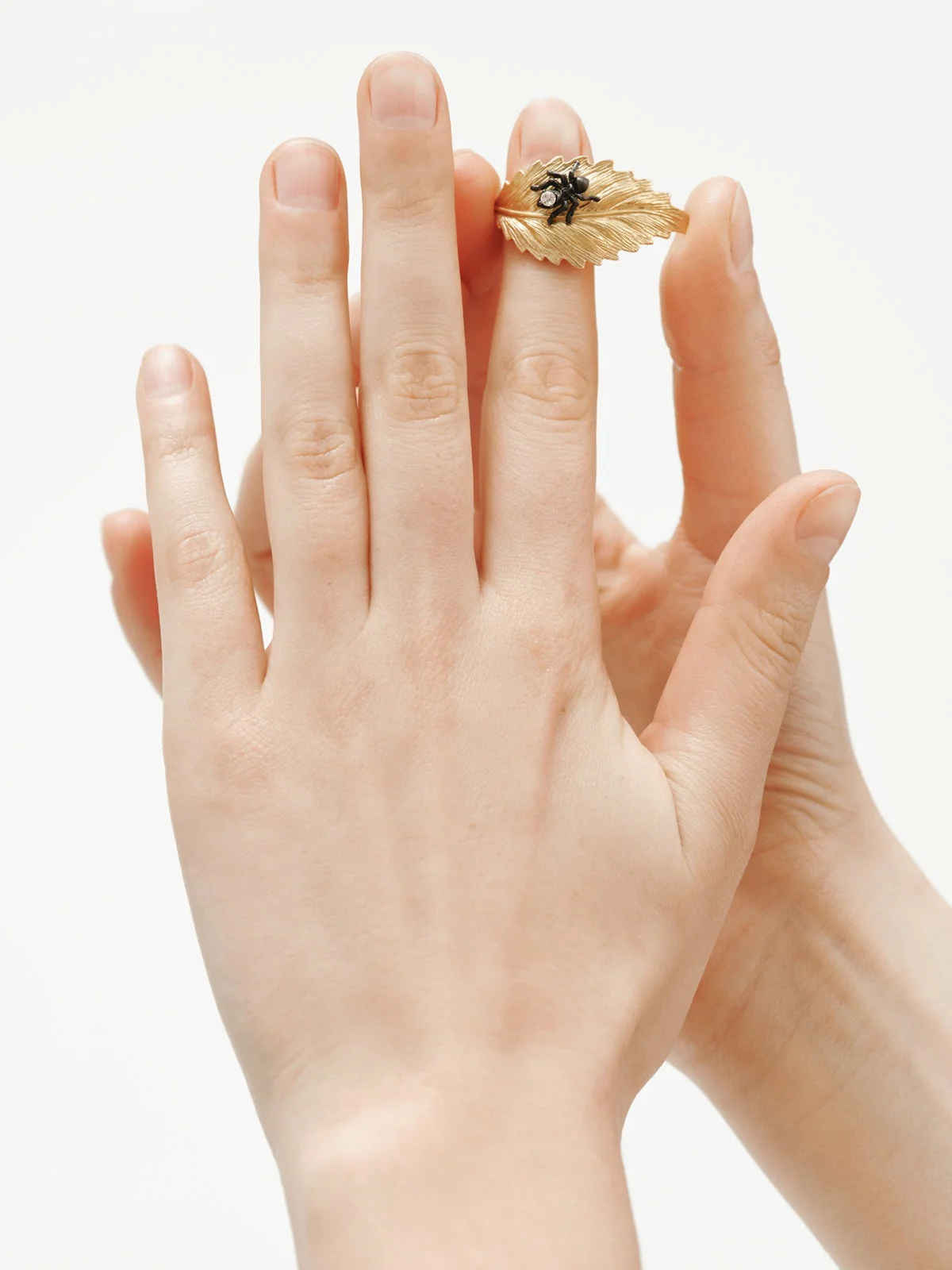 Anillo bañado en oro amarillo con cristales y forma de hoja - Image 2