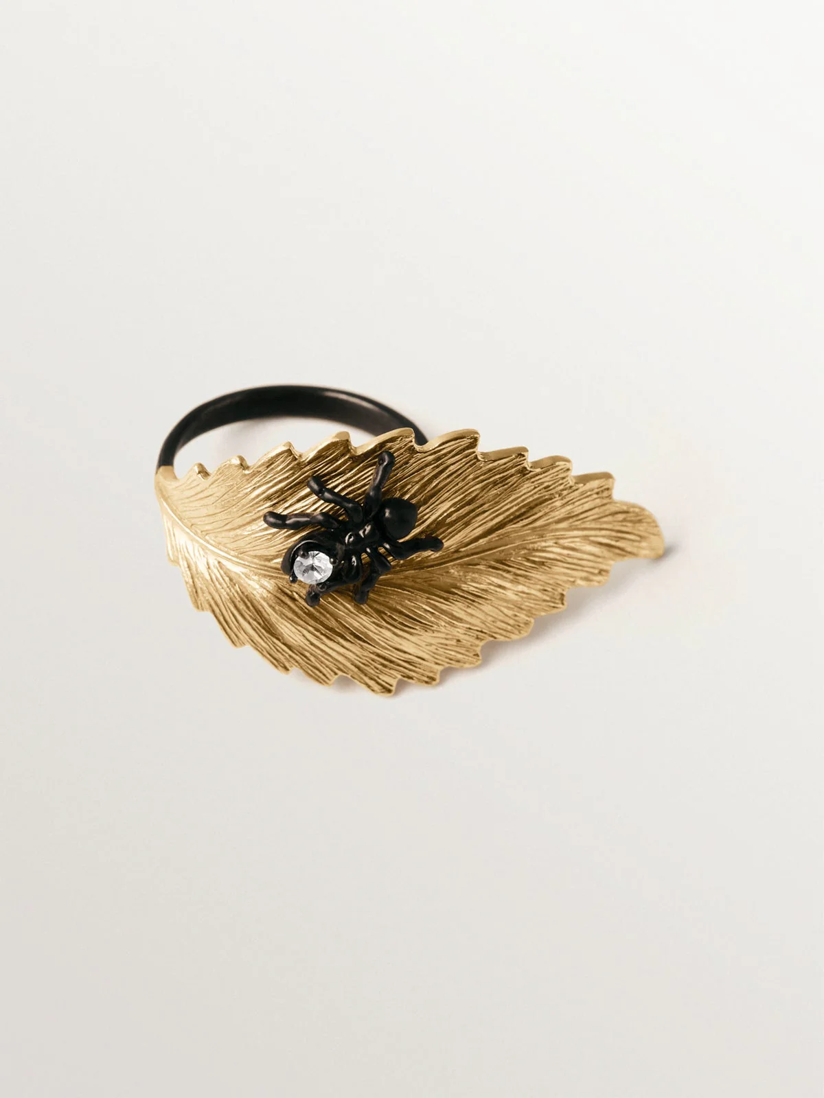 Anillo bañado en oro amarillo con cristales y forma de hoja - Image 3