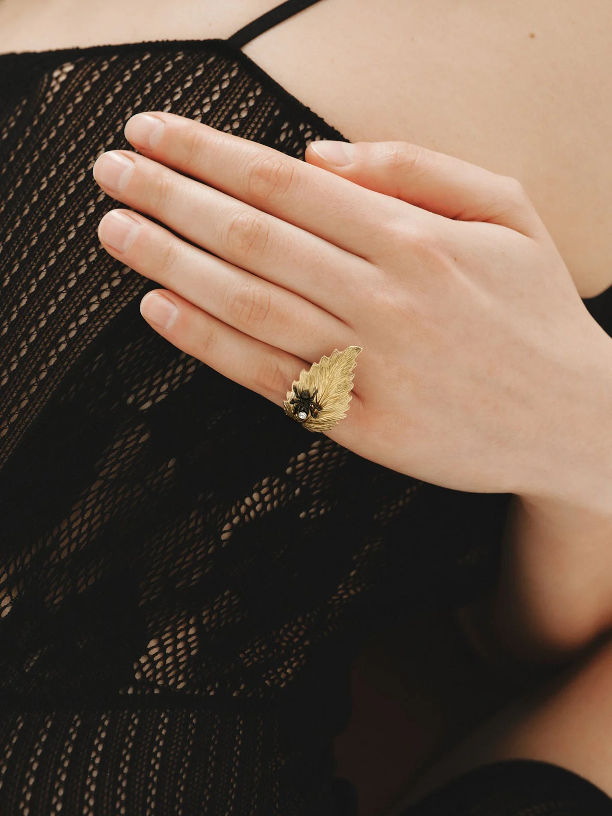Anillo bañado en oro amarillo con cristales y forma de hoja - Image 4