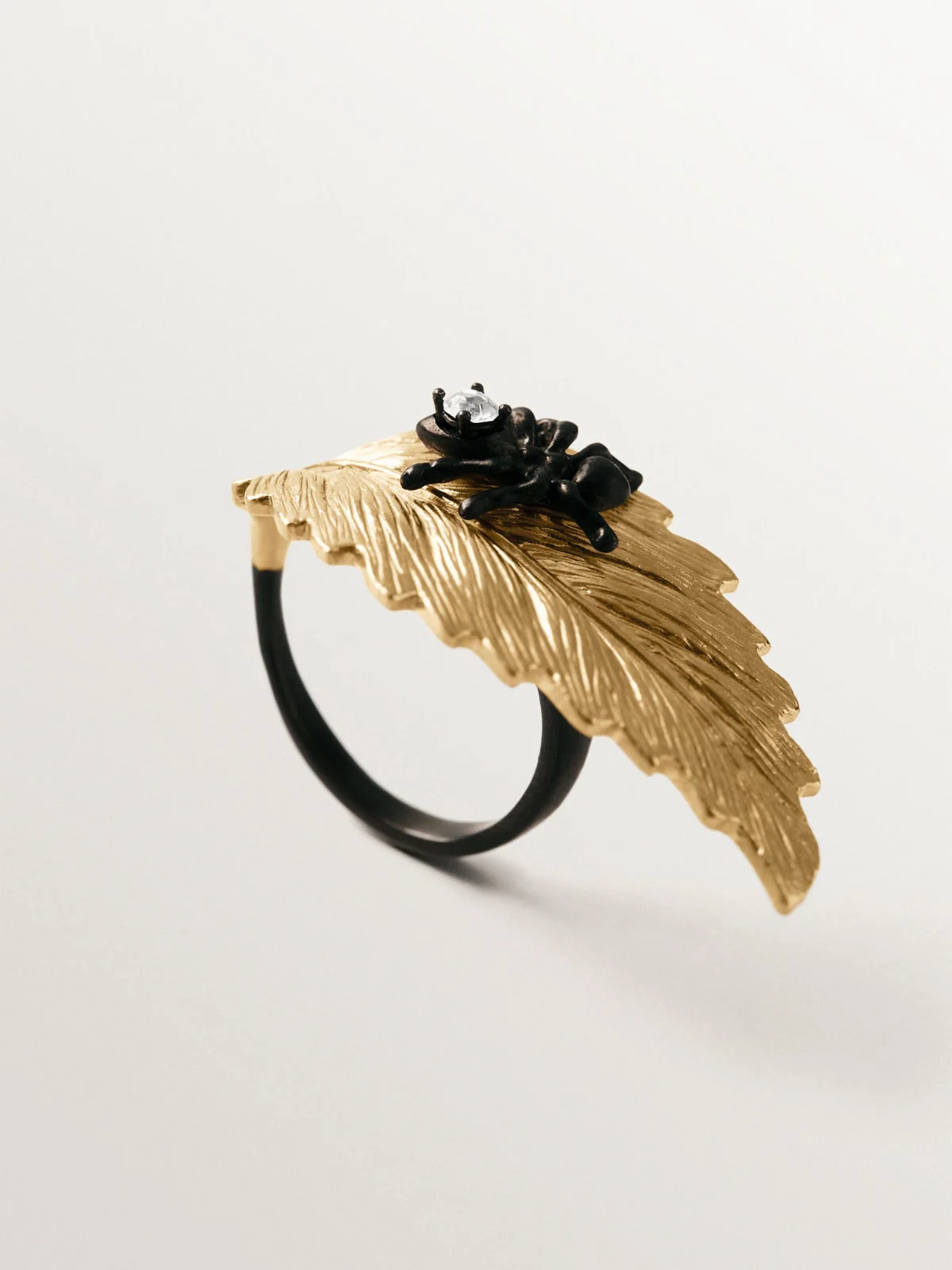 Anillo bañado en oro amarillo con cristales y forma de hoja - Image 5