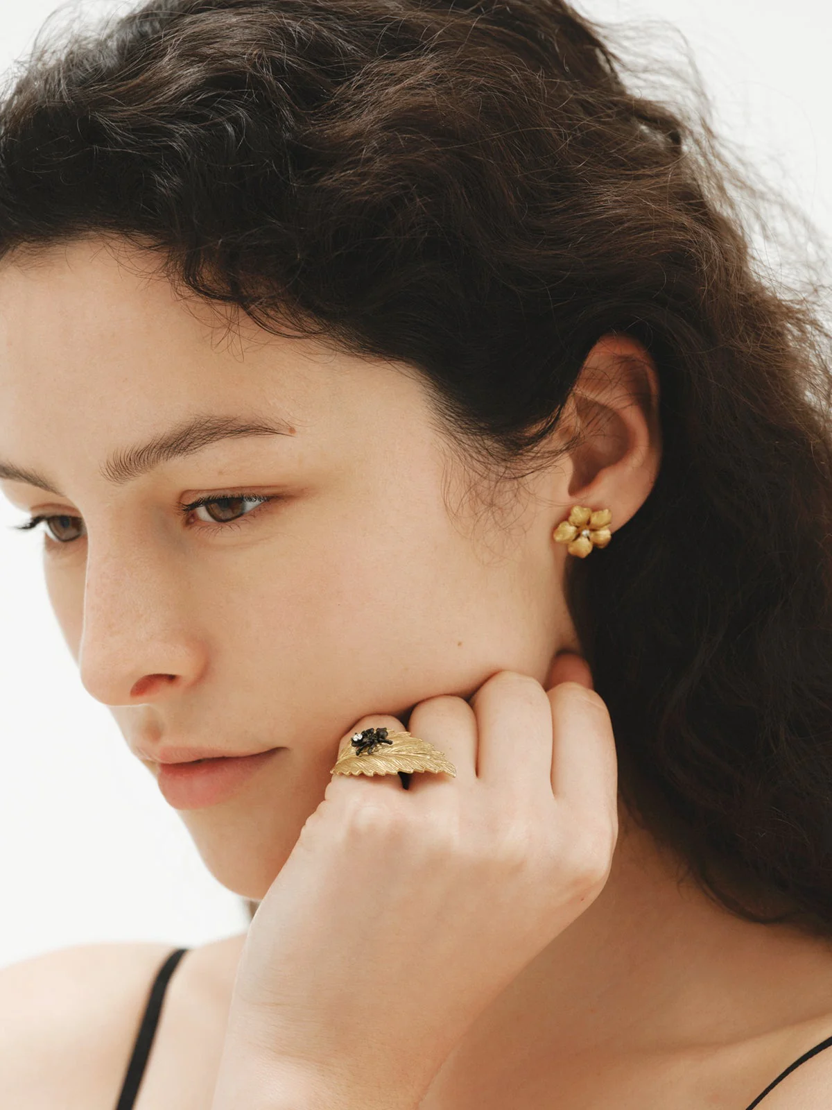 Anillo bañado en oro amarillo con cristales y forma de hoja - Image 6
