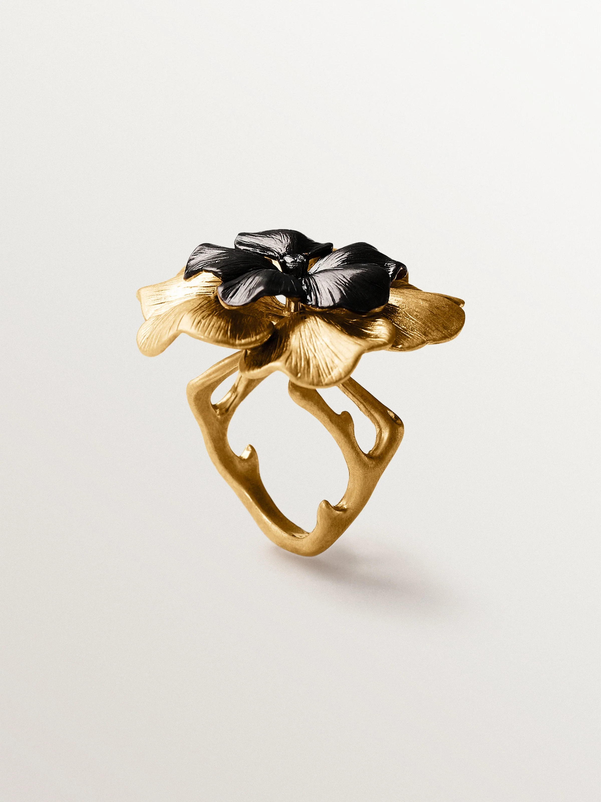 Anillo bicolor con cristal y forma de flor - Image 3