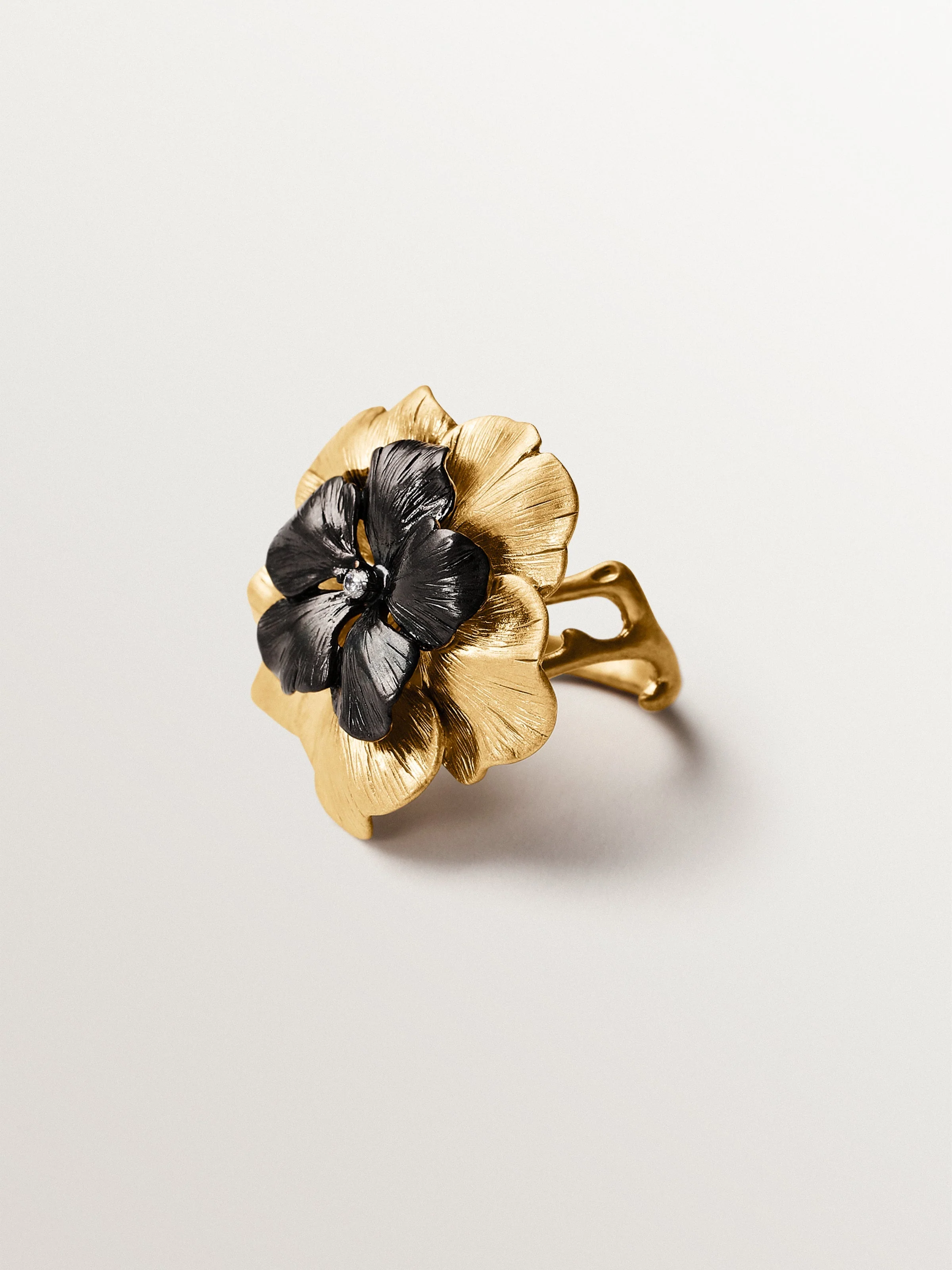 Anillo bicolor con cristal y forma de flor - Image 5