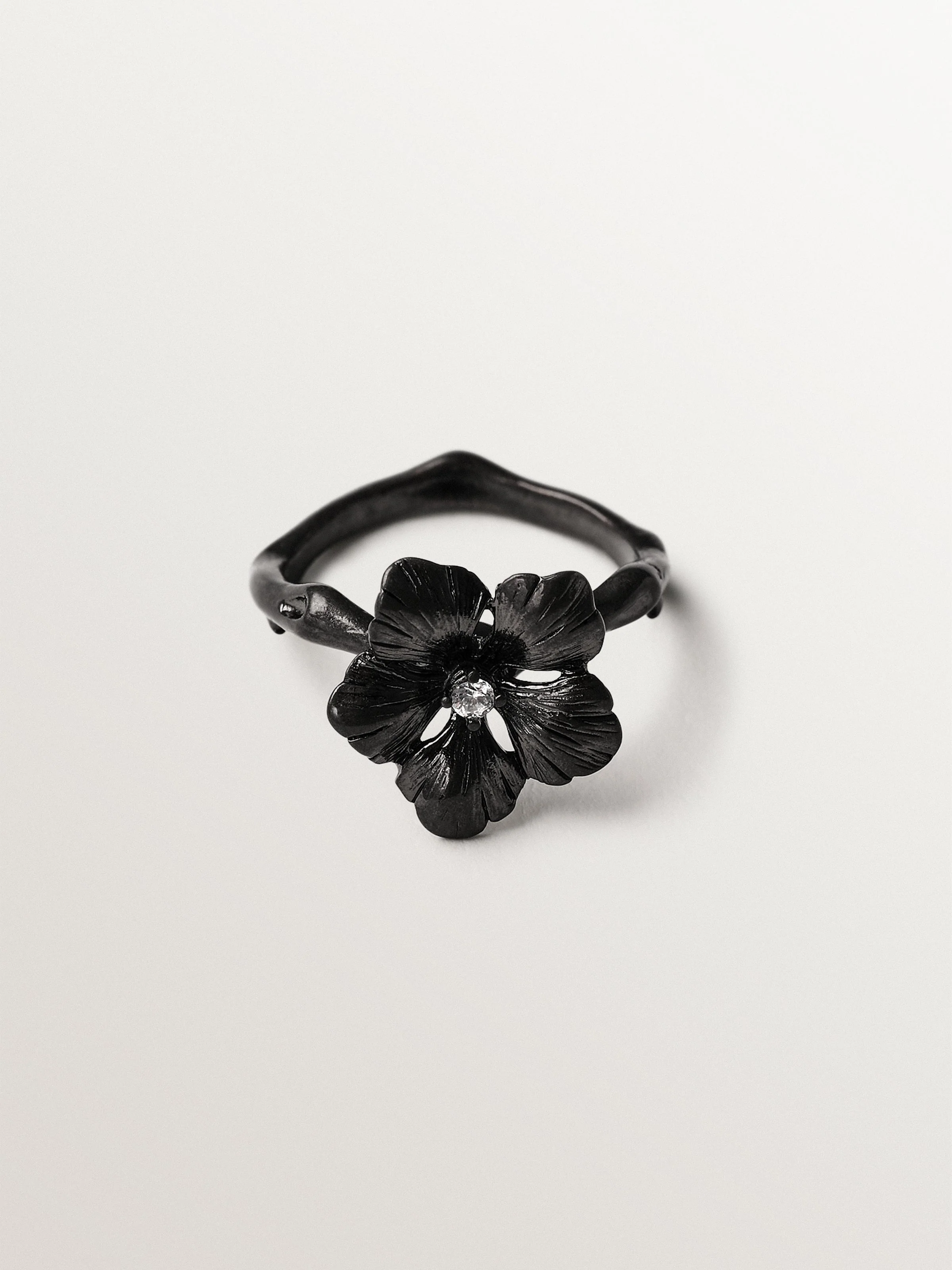 Anillo con cristal y forma de flor - Image 3