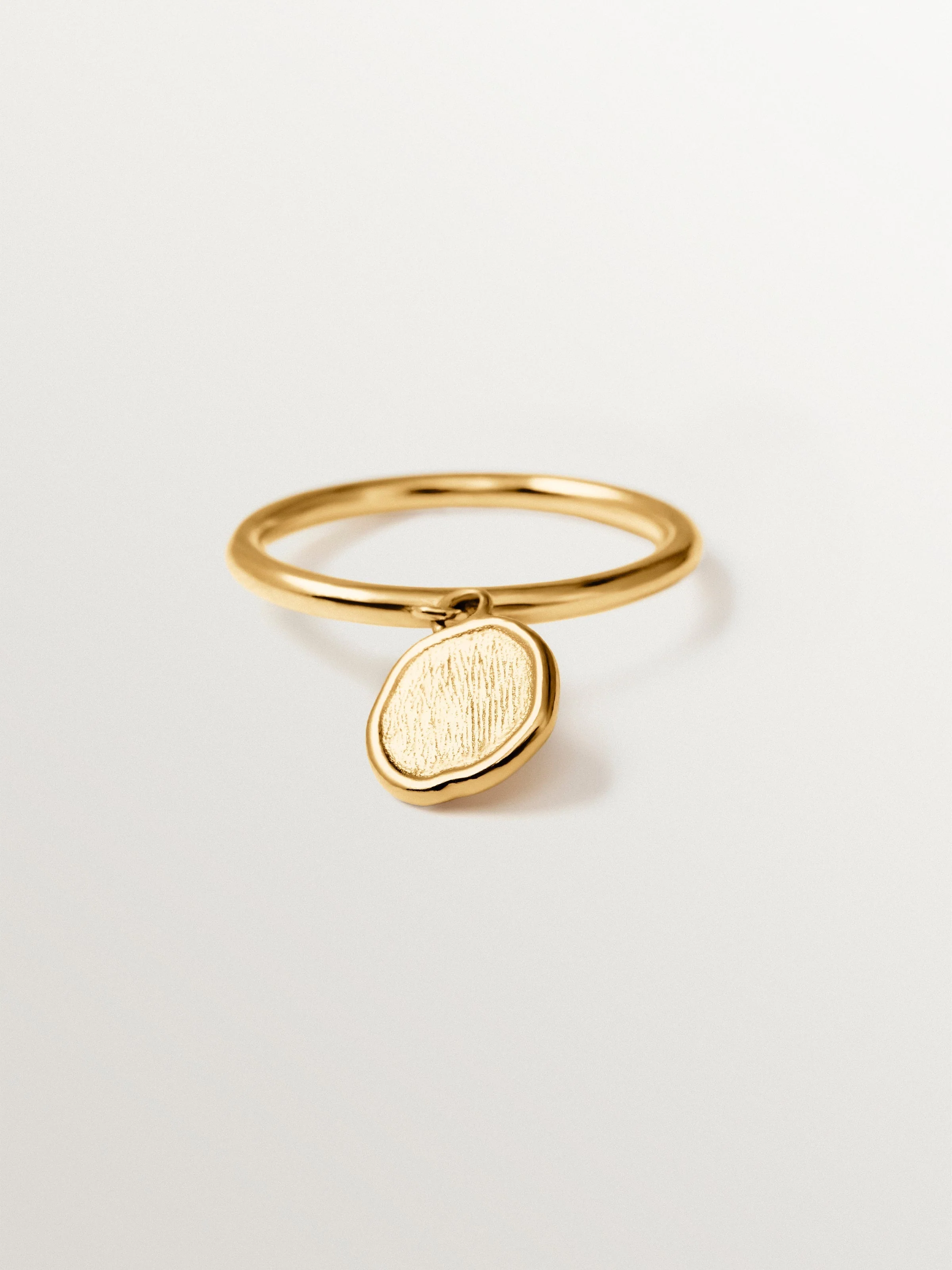 Anillo con motivo colgante de plata 925 bañada en oro de 18K - Image 3