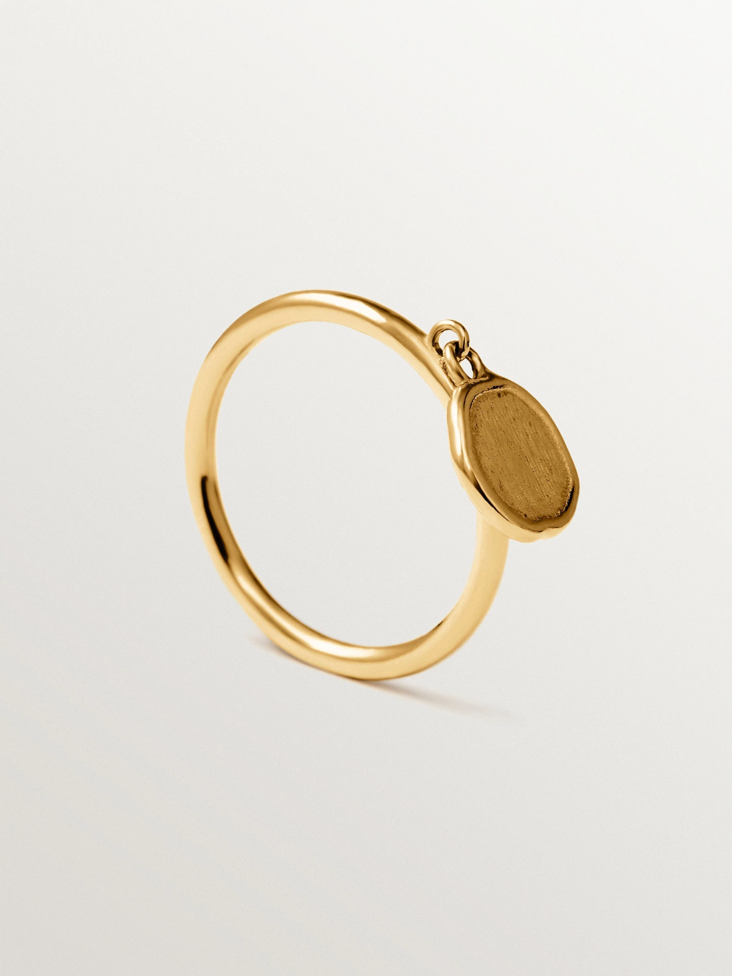 Anillo con motivo colgante de plata 925 bañada en oro de 18K - Image 5