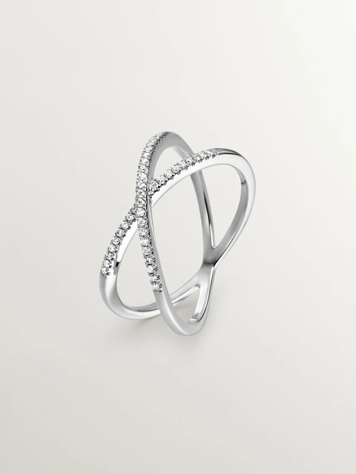 Anillo cruzado de oro blanco de 18K con diamantes en talla brillante