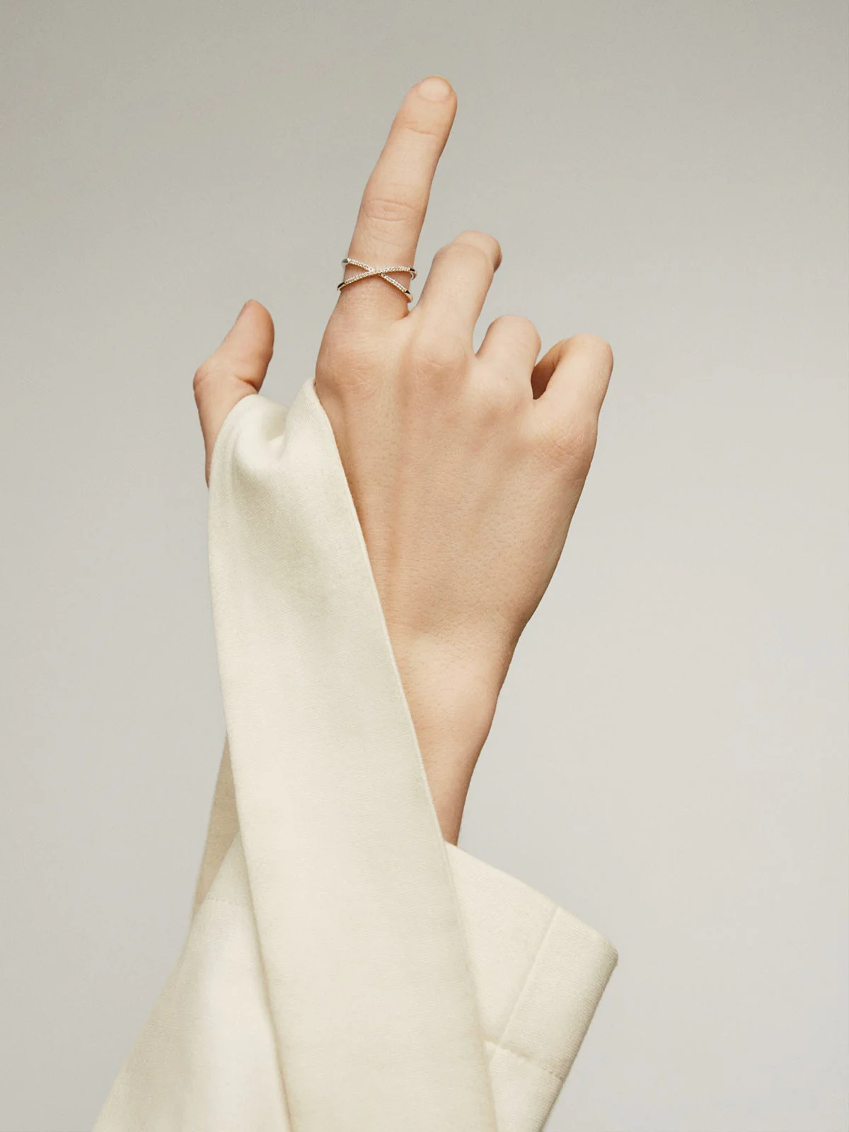 Anillo cruzado de oro blanco de 18K con diamantes en talla brillante - Image 2