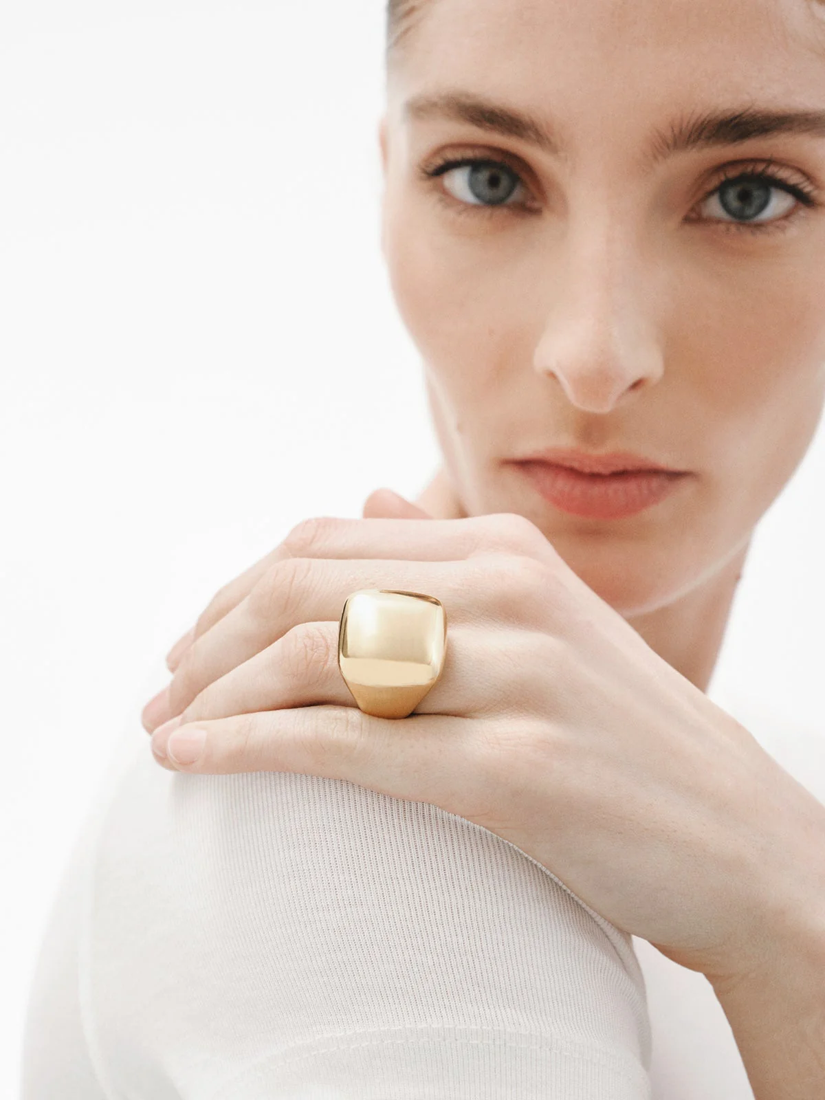 Anillo cuadrado de plata 925 bañada en oro amarillo de 18K con efecto pulido - Image 2