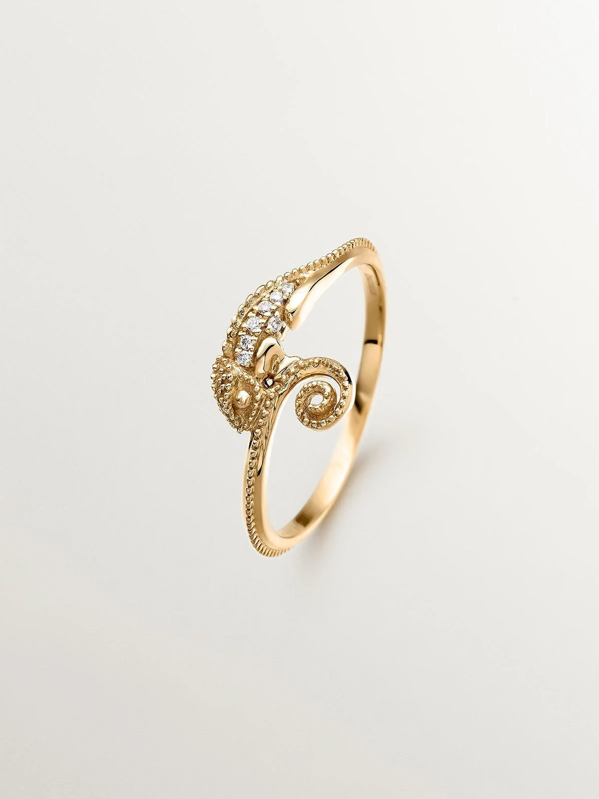 Anillo de oro amarillo de 18K con camaleón y diamantes