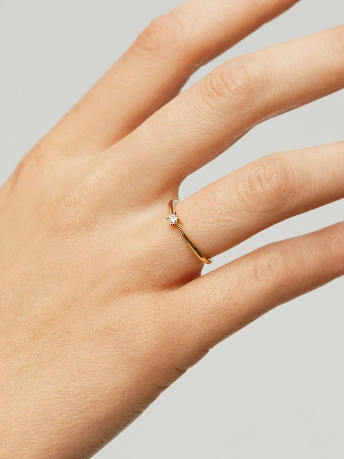 Anillo de oro amarillo de 18K con diamante en talla brillante - Image 2