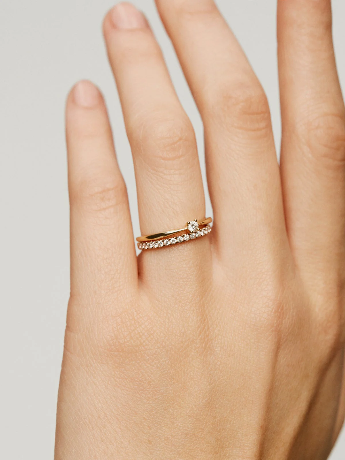 Anillo de oro amarillo de 18K con diamante en talla brillante - Image 4
