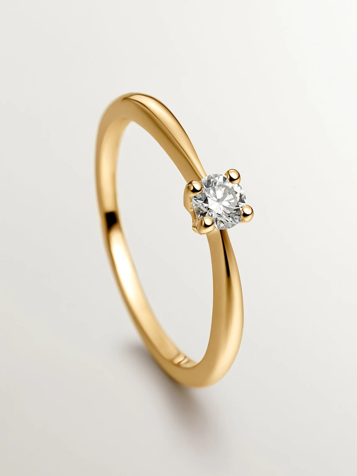 Anillo de oro amarillo de 18K con diamante en talla brillante - Image 5
