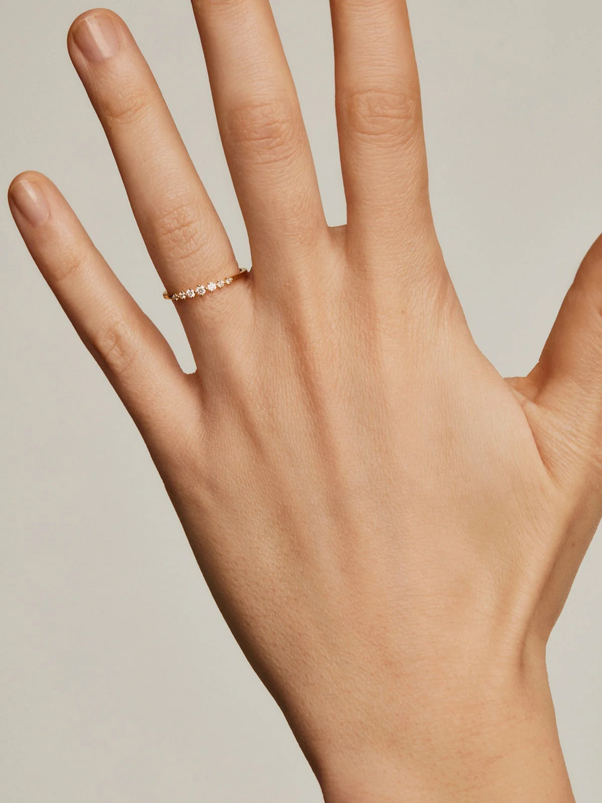 Anillo de oro amarillo de 18K con diamantes en talla brillante - Image 4