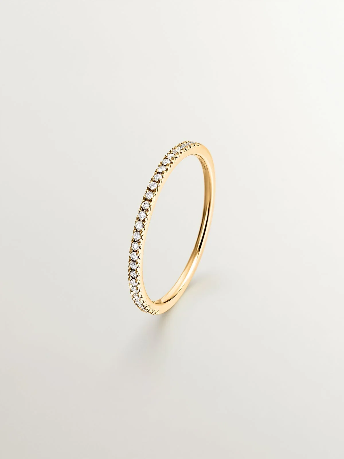 Anillo de oro amarillo de 18K con diamantes en talla brillante