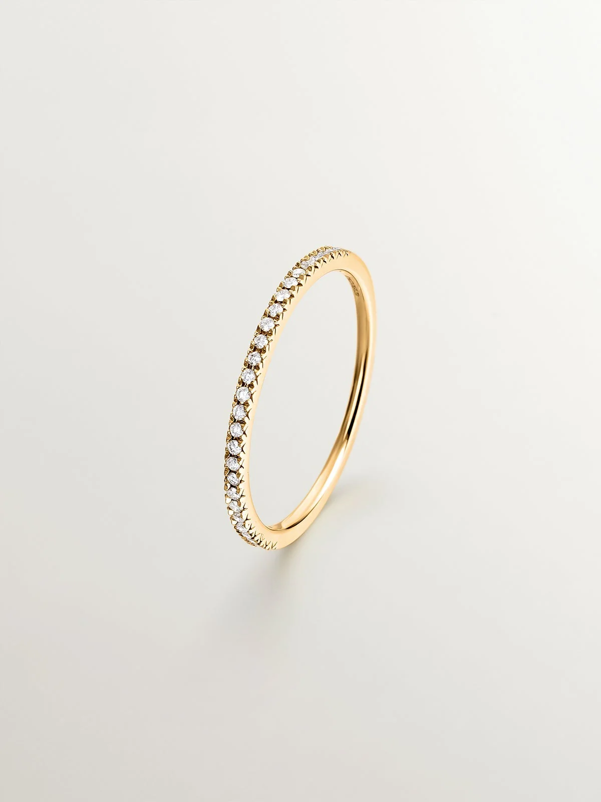 Anillo de oro amarillo de 18K con diamantes en talla brillante