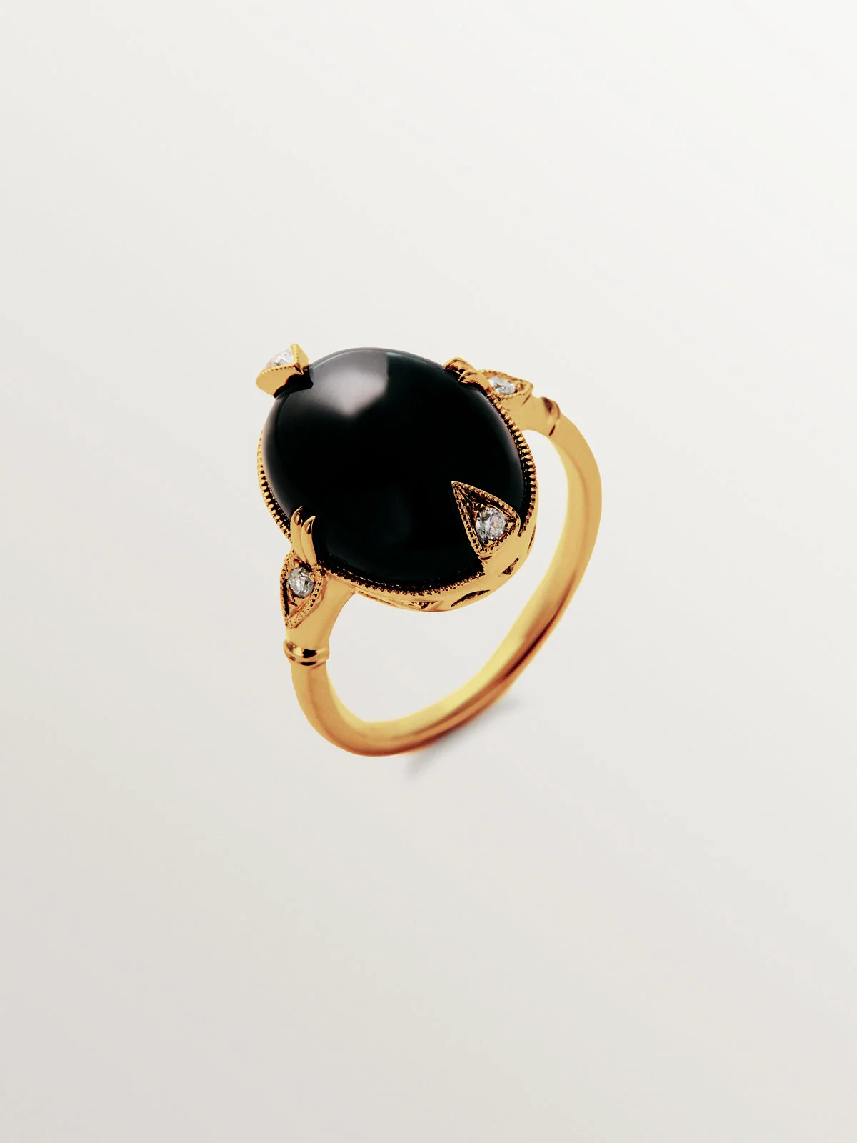 Anillo de oro amarillo de 18K con ónix negro y diamantes en talla brillante