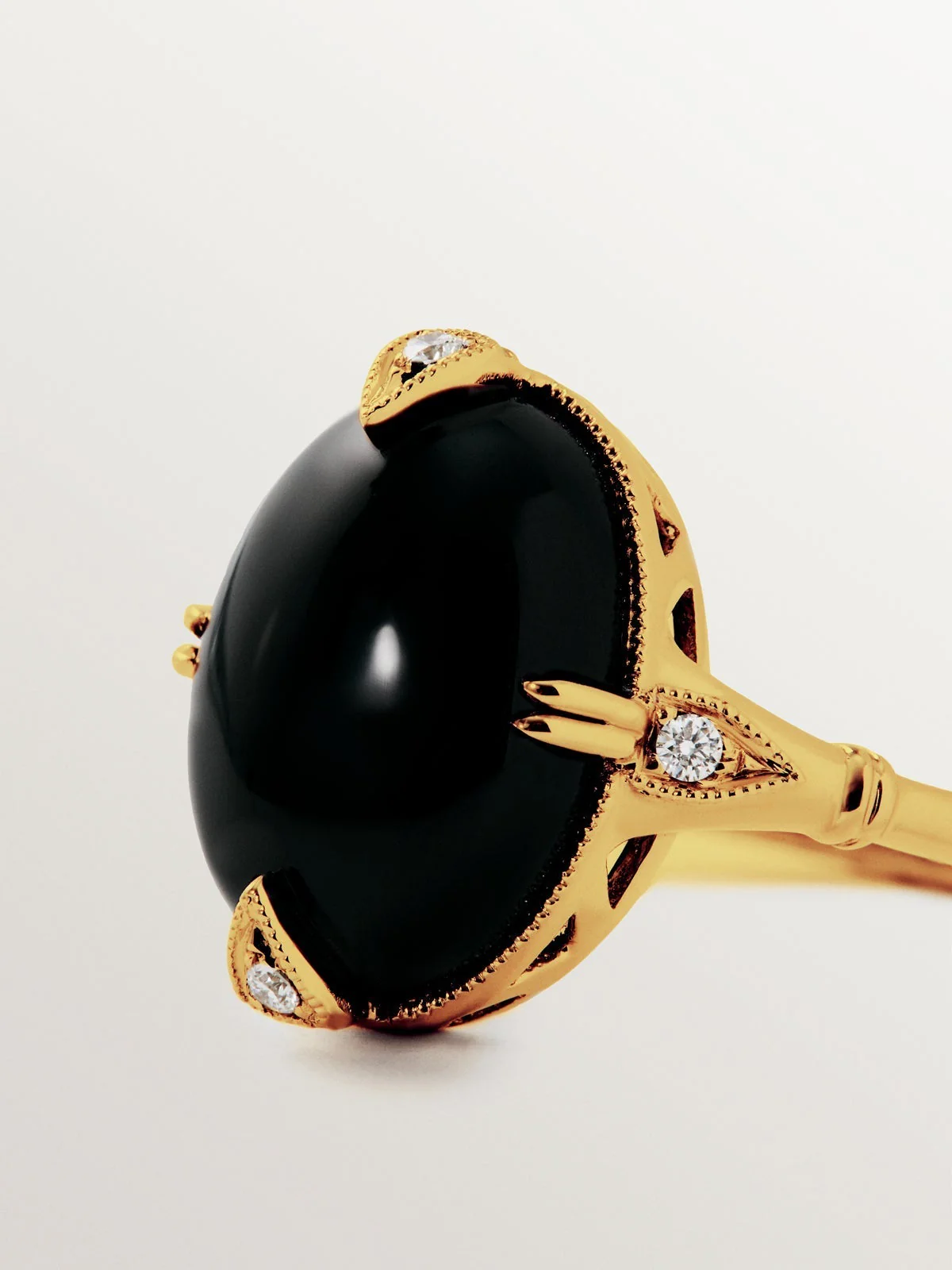 Anillo de oro amarillo de 18K con ónix negro y diamantes en talla brillante - Image 5