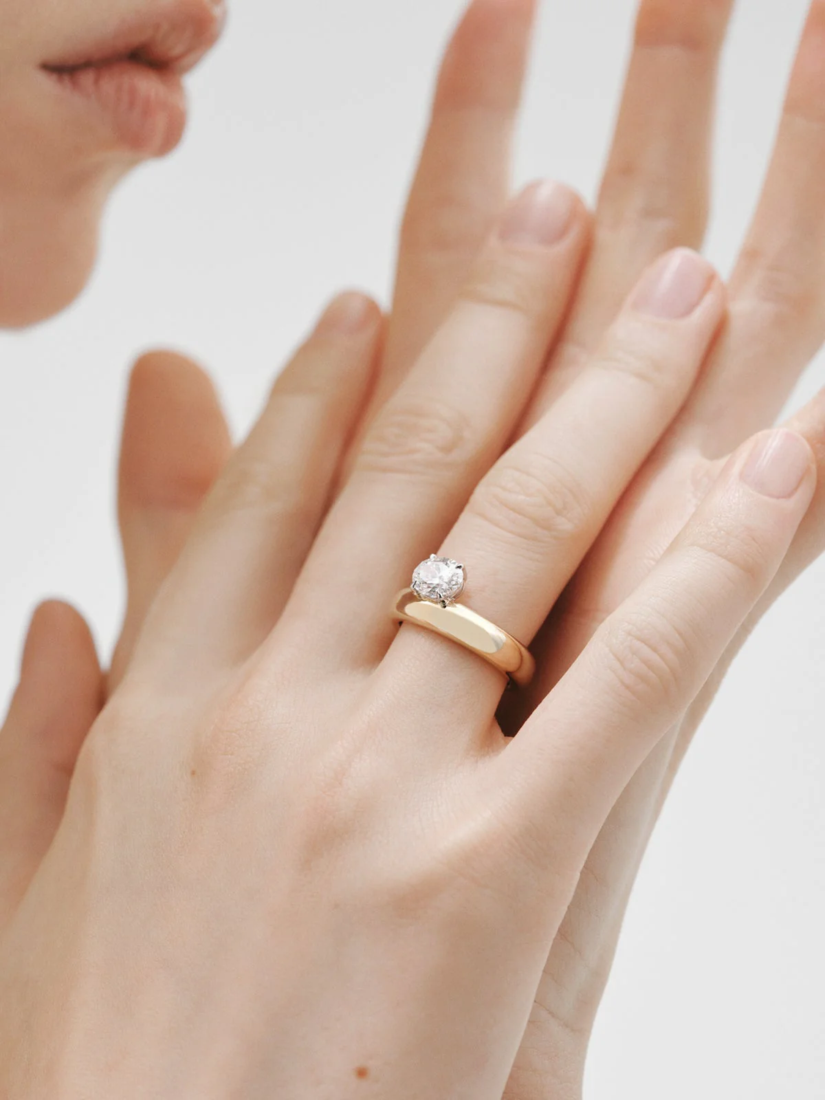 Anillo de oro amarillo de 9K con diamante lab grown - Image 2