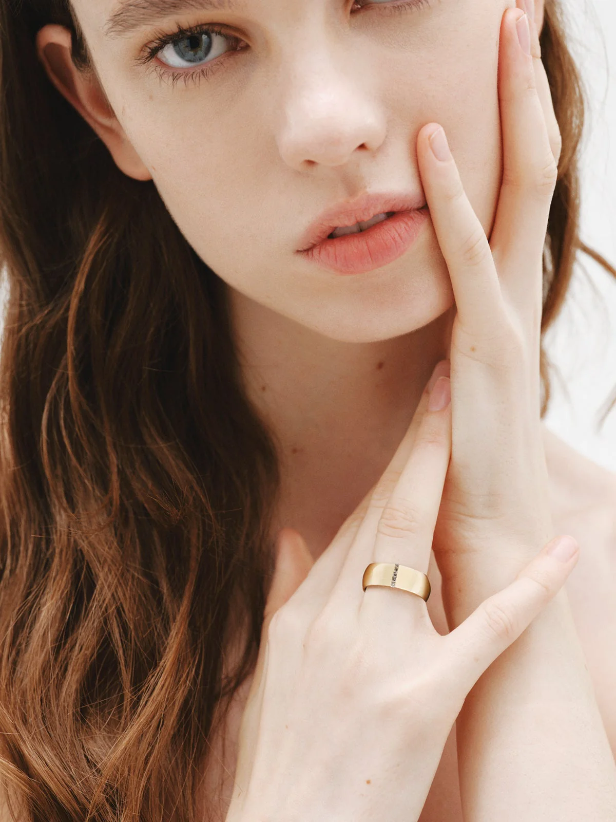 Anillo de oro amarillo de 9K con diamantes lab grown - Image 4