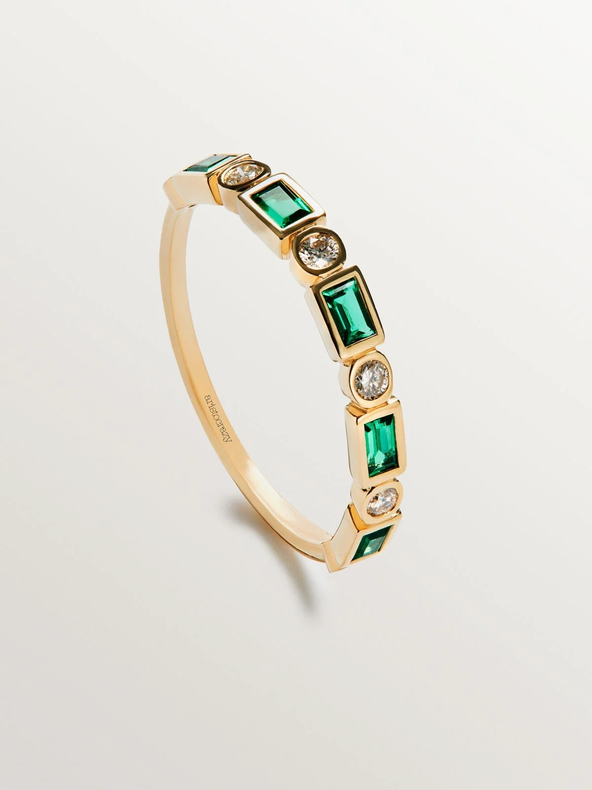 Anillo de oro amarillo de 9K con esmeraldas verdes y diamantes - Image 5