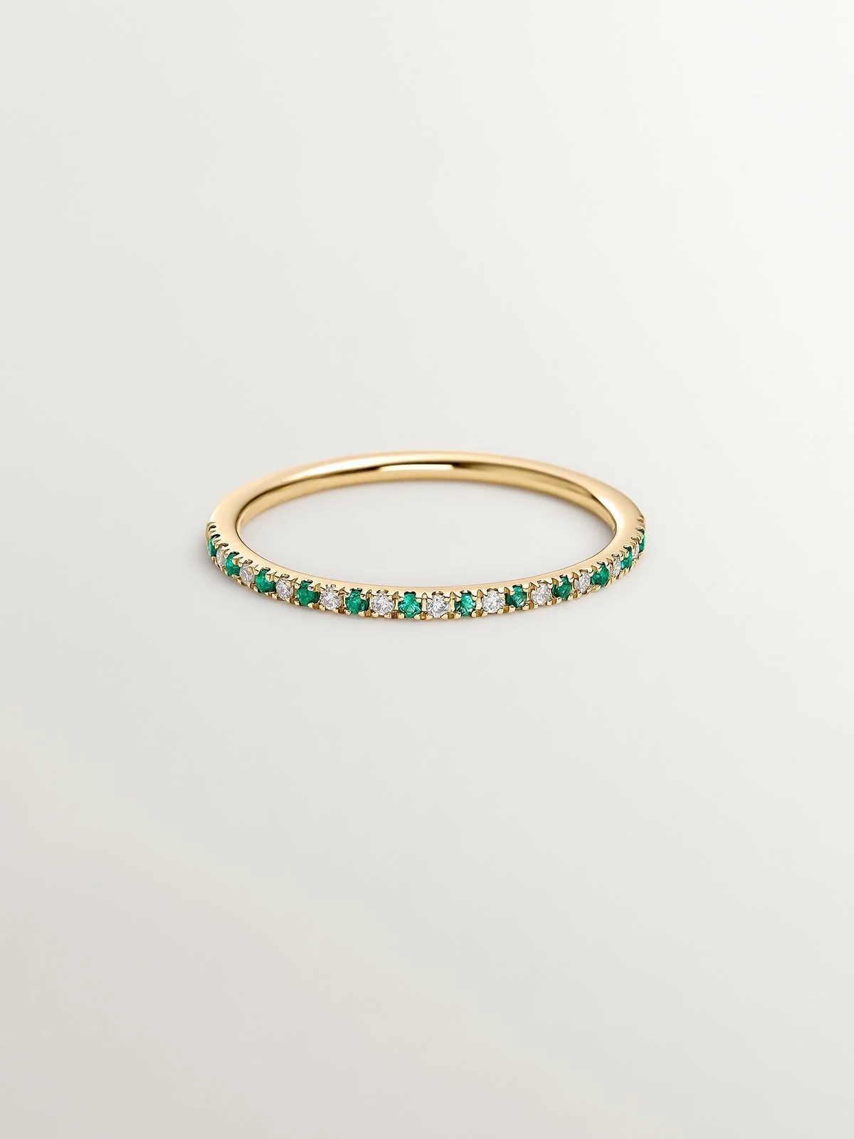Anillo de oro amarillo de 9K con esmeraldas y diamantes - Image 3