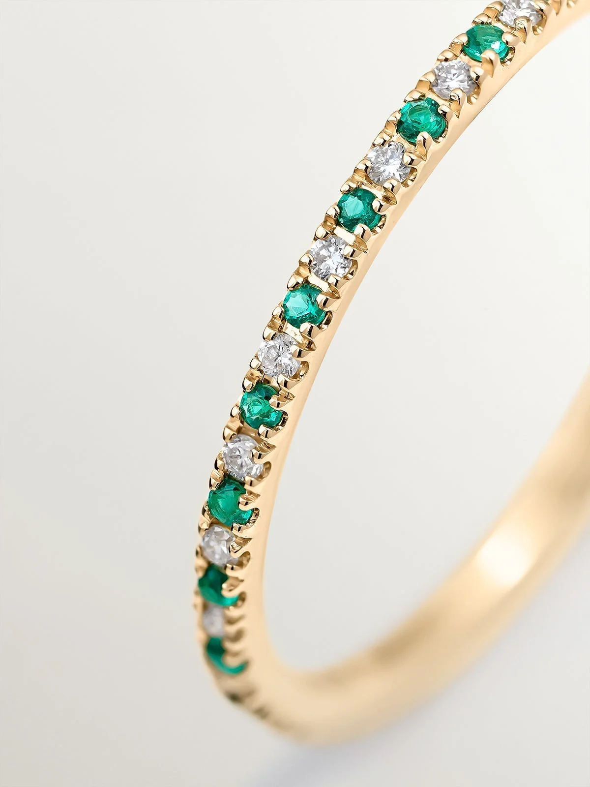 Anillo de oro amarillo de 9K con esmeraldas y diamantes - Image 5