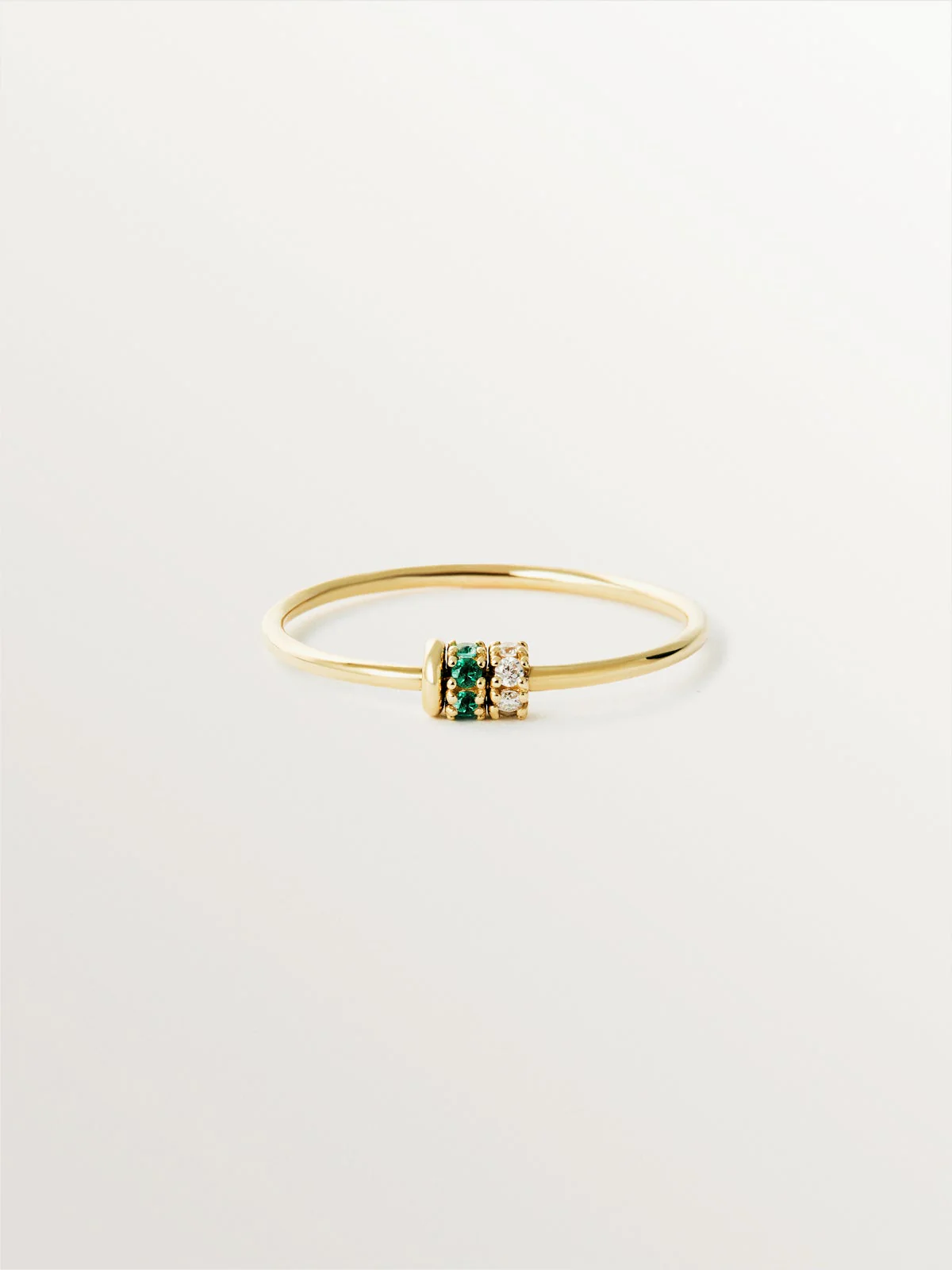 Anillo de oro amarillo de 9K con esmeraldas y diamantes - Image 3