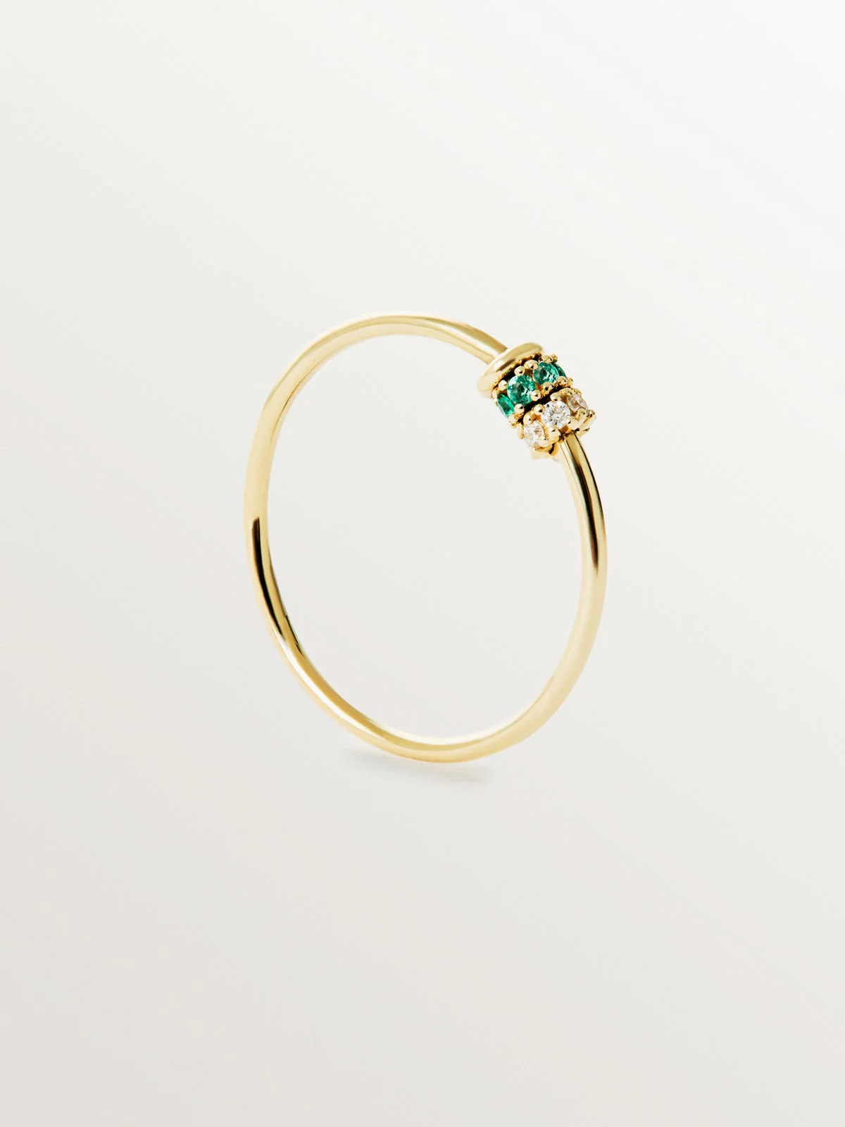 Anillo de oro amarillo de 9K con esmeraldas y diamantes - Image 5