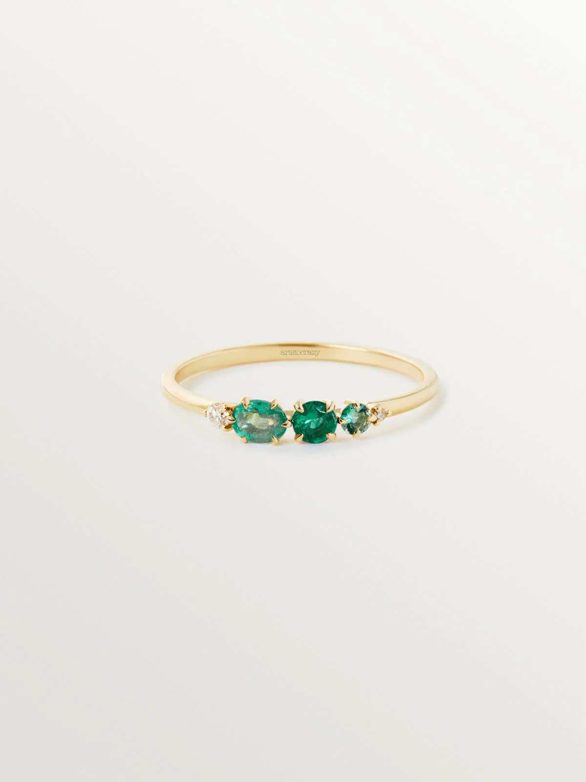 Anillo de oro amarillo de 9K con esmeraldas y diamantes - Image 3