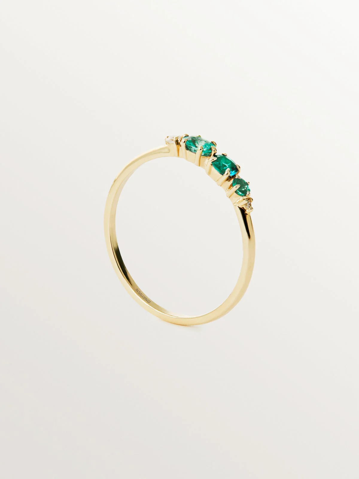 Anillo de oro amarillo de 9K con esmeraldas y diamantes - Image 5