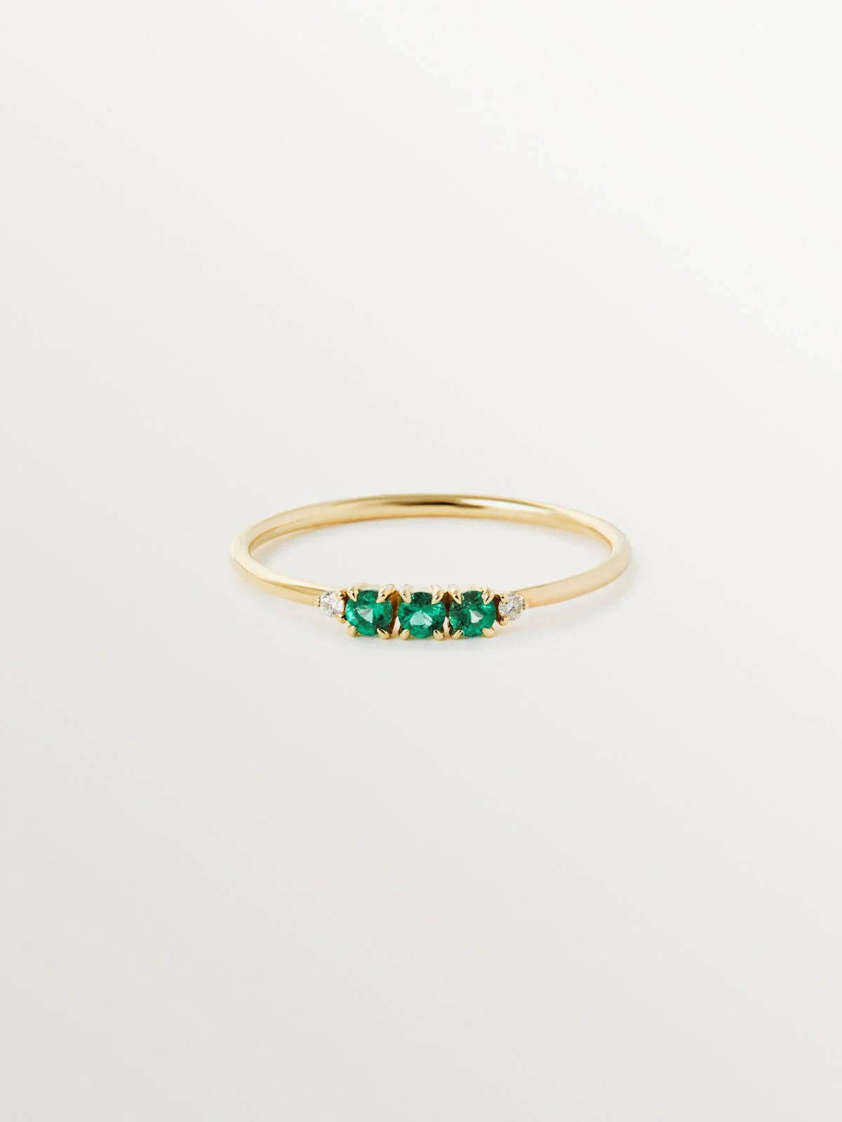 Anillo de oro amarillo de 9K con esmeraldas y diamantes - Image 5