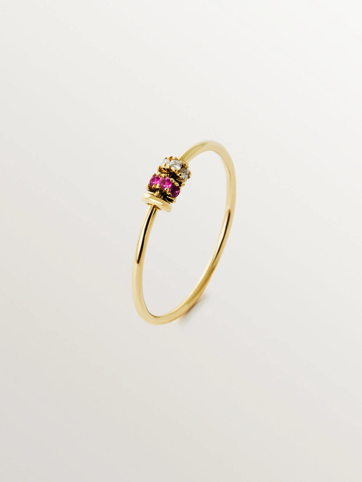 Anillo de oro amarillo de 9K con rubís y diamantes