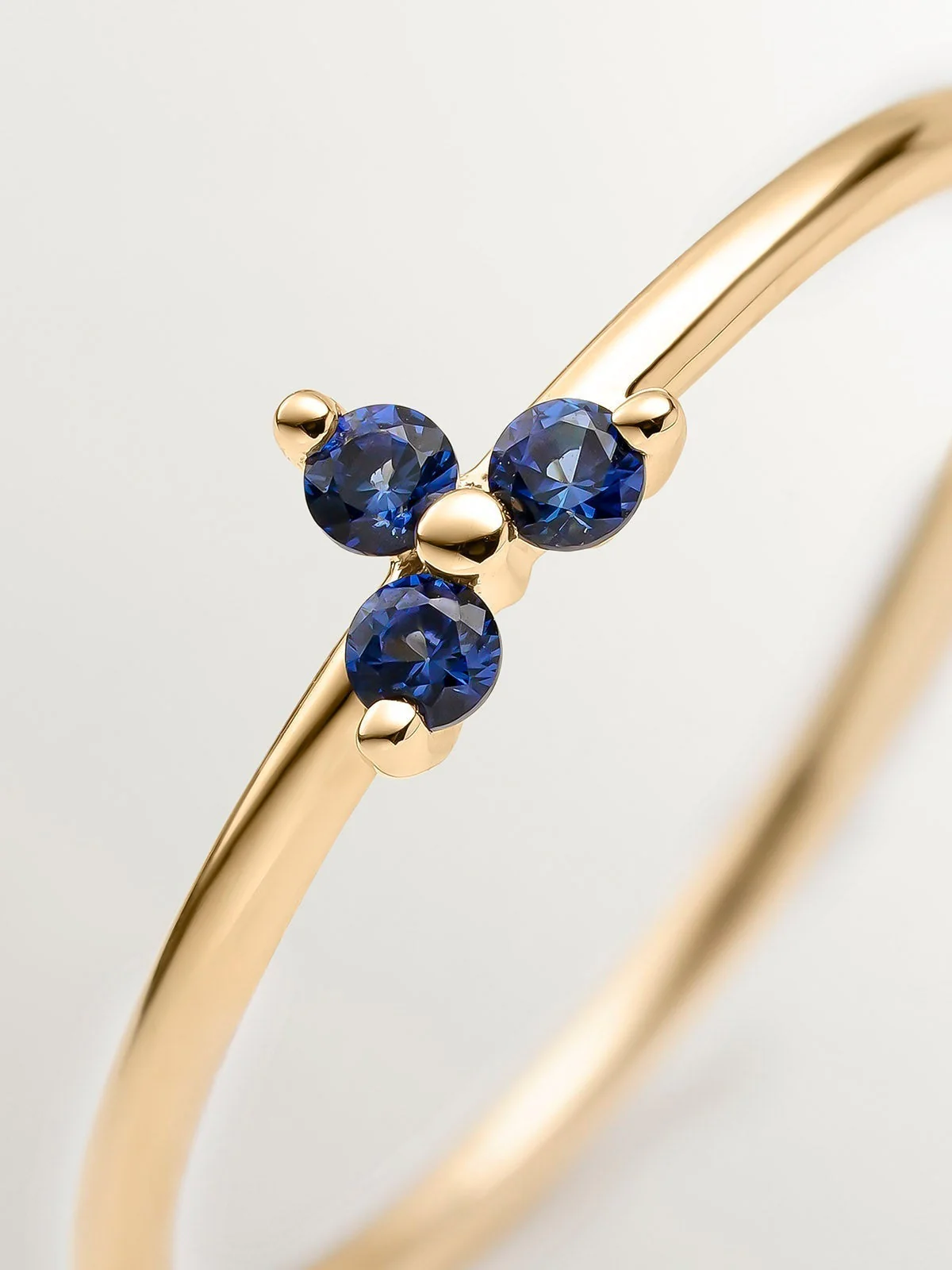 Anillo de oro amarillo de 9K con zafiros azules - Image 5
