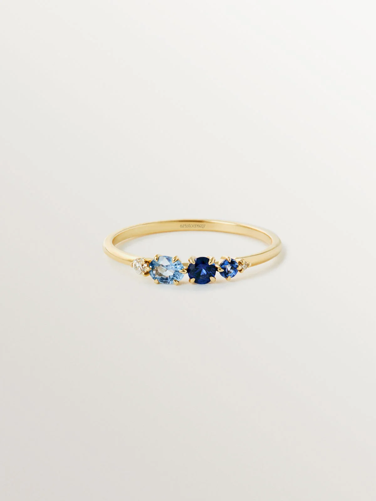 Anillo de oro amarillo de 9K con zafiros azules y diamantes - Image 3