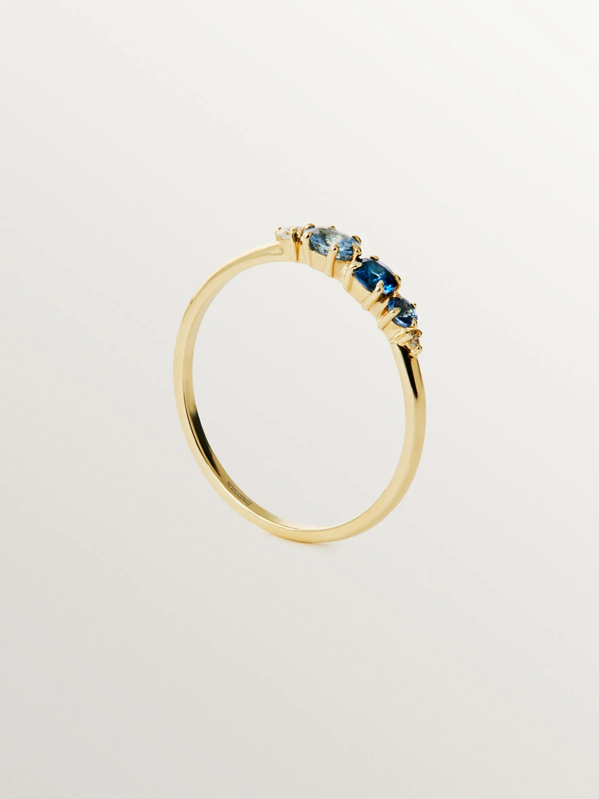 Anillo de oro amarillo de 9K con zafiros azules y diamantes - Image 5