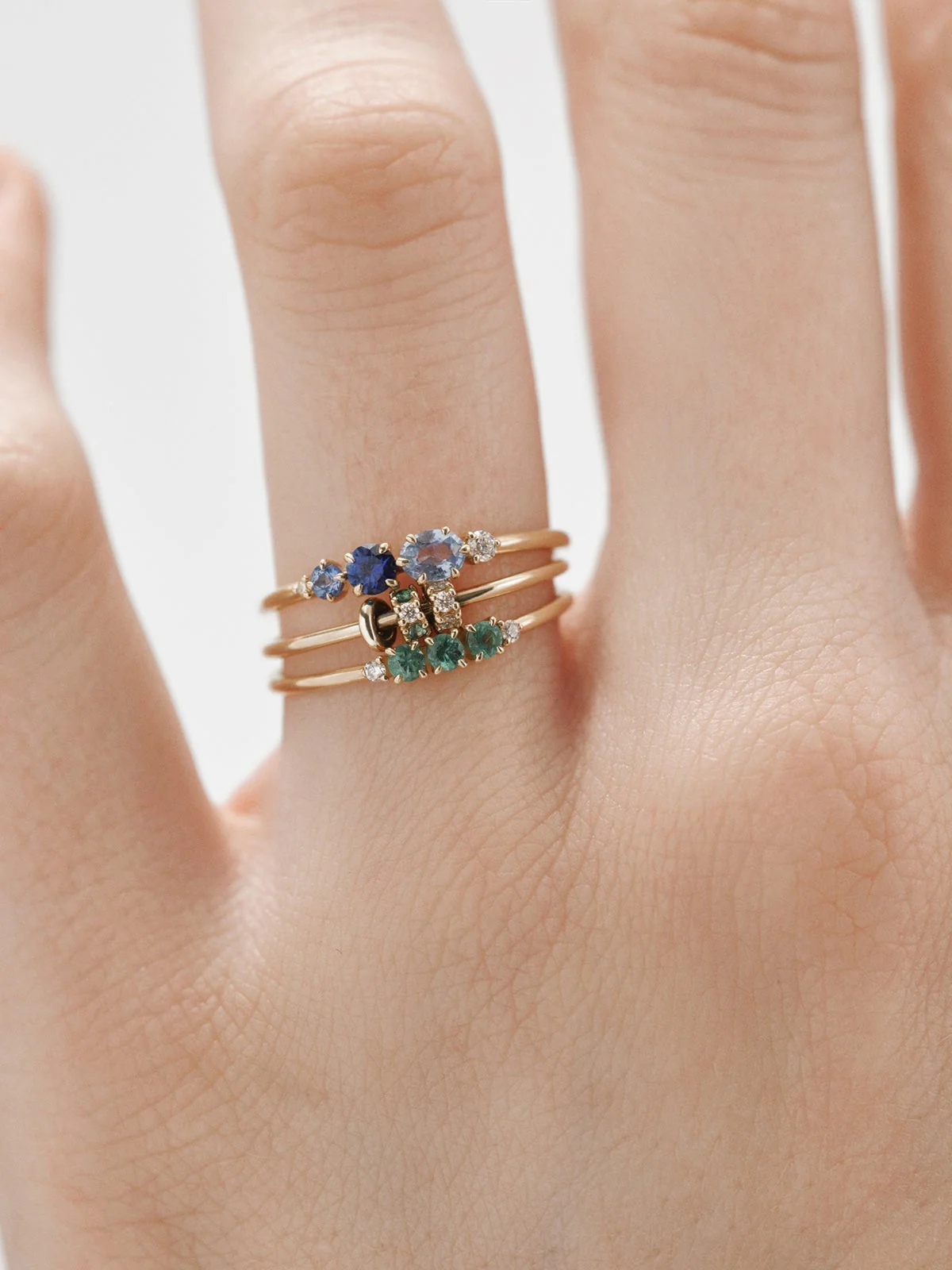 Anillo de oro amarillo de 9K con zafiros azules y diamantes - Image 6