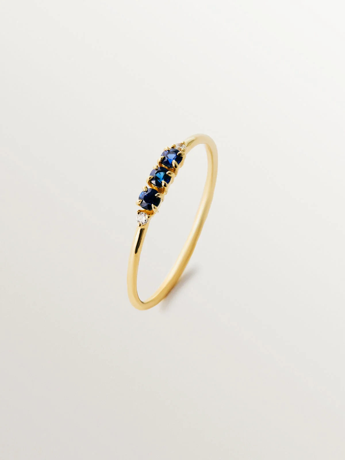 Anillo de oro amarillo de 9K con zafiros y diamantes